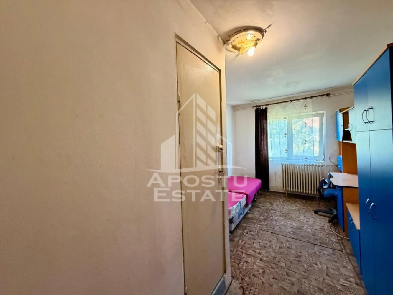 Apartament cu 1 camera de inchiriat, zona Aradului, Timisoara - Agentia imobiliara APOSTU ESTATE va propune spre inchiriere un apartament cu 1 camera, situat in zona Aradului, intr-o zona linistita si bine pozitionata din Timisoara, potrivit pentru cupluri sau persoane singure care isi doresc o locuinta unde sa se simta confortabil si cu acces facil catre scoli, facultati, statii de autobuz si magazine.

Suprafata utila: 18 mp
Compartimentare eficienta:
- Hol de acces
- Bucatarie mobilata
- Baie prevazuta cu cabina de dus si ventilatie artificiala
- Camera cu canapea extensibila

Confort si facilitati:
- Incalzire apartament: ventiloconvectoare
- Pet friendly
- Apartamentul este complet mobilat si utilat de catre proprietar

Localizare: Zona Aradului, in apropiere de magazinul Lidl, Facultatea de Agronomie si mijloace de transport in comun

Ideal pentru:
- Cupluri
- Studenti
- Persoane singure

Pret chirie: 160€
Programeaza o vizionare pentru a-ti putea imagina viitorul aici!
ID intern: CP2689527
