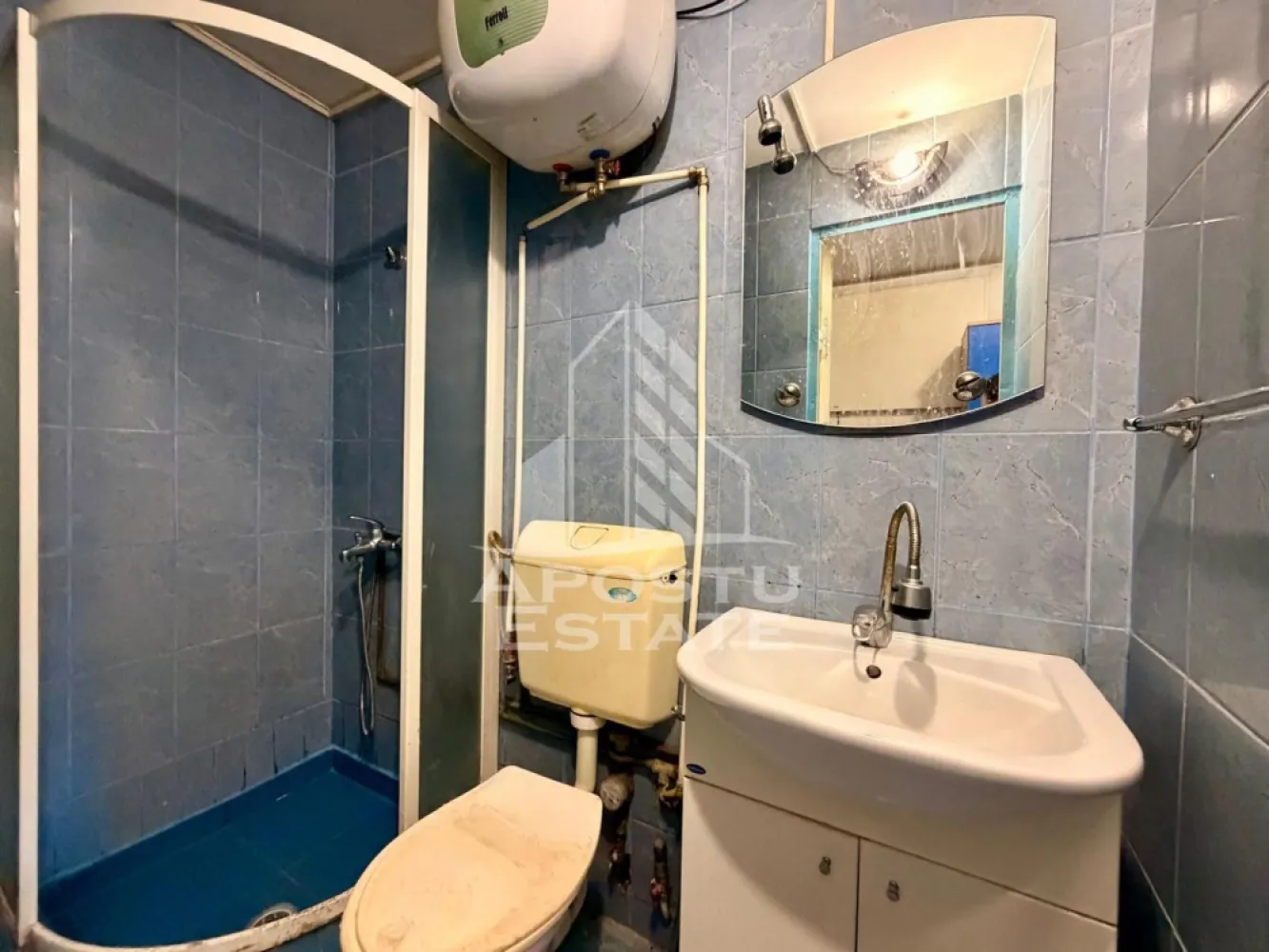 Apartament cu 1 camera de inchiriat, zona Aradului, Timisoara - Agentia imobiliara APOSTU ESTATE va propune spre inchiriere un apartament cu 1 camera, situat in zona Aradului, intr-o zona linistita si bine pozitionata din Timisoara, potrivit pentru cupluri sau persoane singure care isi doresc o locuinta unde sa se simta confortabil si cu acces facil catre scoli, facultati, statii de autobuz si magazine.

Suprafata utila: 18 mp
Compartimentare eficienta:
- Hol de acces
- Bucatarie mobilata
- Baie prevazuta cu cabina de dus si ventilatie artificiala
- Camera cu canapea extensibila

Confort si facilitati:
- Incalzire apartament: ventiloconvectoare
- Pet friendly
- Apartamentul este complet mobilat si utilat de catre proprietar

Localizare: Zona Aradului, in apropiere de magazinul Lidl, Facultatea de Agronomie si mijloace de transport in comun

Ideal pentru:
- Cupluri
- Studenti
- Persoane singure

Pret chirie: 160€
Programeaza o vizionare pentru a-ti putea imagina viitorul aici!
ID intern: CP2689527