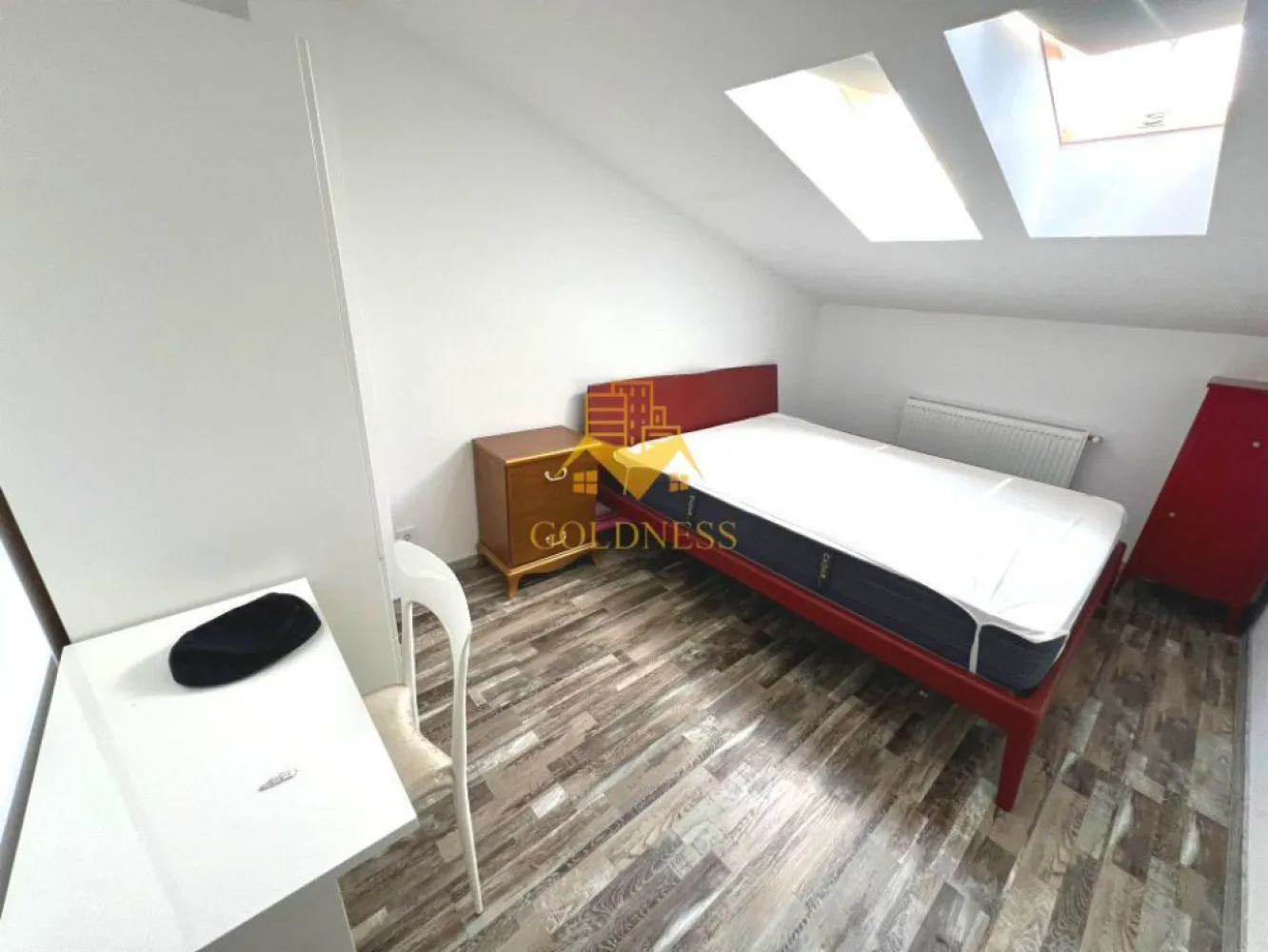 3 camere open space, modern, Gheorgheni, Zona FSEGA, Iulius Mall, AC - GOLDNESS Imobiliare vă propune spre închiriere un apartament cu 3 camere open-space complet mobilat și utilat, la etajul 4 într-un imobil de 4 etaje, în Cartierul Gheorgheni, la 5 minute de FSEGA.
Posibilitate de parcare in zona la liber!
Se află în apropierea stațiilor de transport în comun, magazine, restaurante, spații verzi, farmacii, etc. 

Apartamentul este compartimentat astfel:
 - 2 dormitoare cu paturi matrimoniale, dressing, noptiere, birouri
 - living cu bucatarie open space complet utilată, canapea extensibila, loc de servit masa 
 - baie cu cabina de dus, calorifer port prosop și dulap pentru depozitare.

Imobilul este dotat cu toate cele necesare- centrală proprie, mașină de spălat haine, aer conditionat, frigider, plită electrică, hotă, etc. 
Dacă sunteți interesați de acest apartament și doriți să îl vizionați, dar și pentru alte oferte nu ezitați să ne contactați telefonic sau prin e-mail. Vă stăm la dispoziție!

Pentru intermediere se percepe un comision de 50% din prețul chiriei!