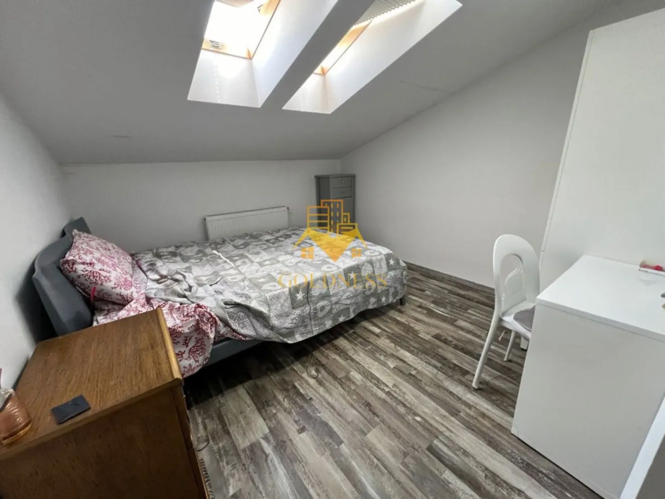 3 camere open space, modern, Gheorgheni, Zona FSEGA, Iulius Mall, AC - GOLDNESS Imobiliare vă propune spre închiriere un apartament cu 3 camere open-space complet mobilat și utilat, la etajul 4 într-un imobil de 4 etaje, în Cartierul Gheorgheni, la 5 minute de FSEGA.
Posibilitate de parcare in zona la liber!
Se află în apropierea stațiilor de transport în comun, magazine, restaurante, spații verzi, farmacii, etc. 

Apartamentul este compartimentat astfel:
 - 2 dormitoare cu paturi matrimoniale, dressing, noptiere, birouri
 - living cu bucatarie open space complet utilată, canapea extensibila, loc de servit masa 
 - baie cu cabina de dus, calorifer port prosop și dulap pentru depozitare.

Imobilul este dotat cu toate cele necesare- centrală proprie, mașină de spălat haine, aer conditionat, frigider, plită electrică, hotă, etc. 
Dacă sunteți interesați de acest apartament și doriți să îl vizionați, dar și pentru alte oferte nu ezitați să ne contactați telefonic sau prin e-mail. Vă stăm la dispoziție!

Pentru intermediere se percepe un comision de 50% din prețul chiriei!