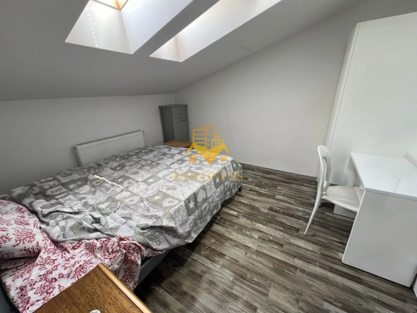 3 camere open space, modern, Gheorgheni, Zona FSEGA, Iulius Mall, AC - GOLDNESS Imobiliare vă propune spre închiriere un apartament cu 3 camere open-space complet mobilat și utilat, la etajul 4 într-un imobil de 4 etaje, în Cartierul Gheorgheni, la 5 minute de FSEGA.
Posibilitate de parcare in zona la liber!
Se află în apropierea stațiilor de transport în comun, magazine, restaurante, spații verzi, farmacii, etc. 

Apartamentul este compartimentat astfel:
 - 2 dormitoare cu paturi matrimoniale, dressing, noptiere, birouri
 - living cu bucatarie open space complet utilată, canapea extensibila, loc de servit masa 
 - baie cu cabina de dus, calorifer port prosop și dulap pentru depozitare.

Imobilul este dotat cu toate cele necesare- centrală proprie, mașină de spălat haine, aer conditionat, frigider, plită electrică, hotă, etc. 
Dacă sunteți interesați de acest apartament și doriți să îl vizionați, dar și pentru alte oferte nu ezitați să ne contactați telefonic sau prin e-mail. Vă stăm la dispoziție!

Pentru intermediere se percepe un comision de 50% din prețul chiriei!