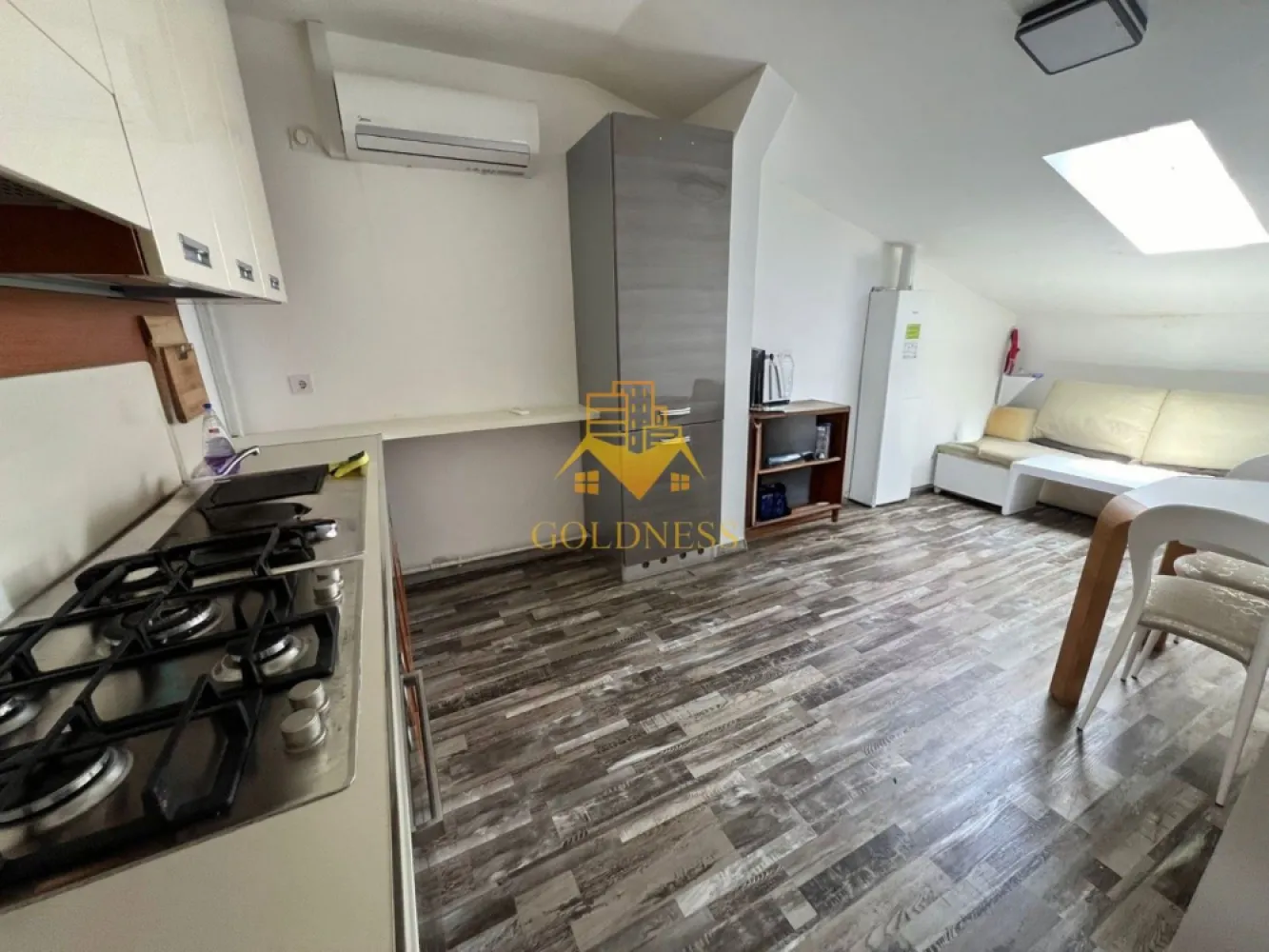 3 camere open space, modern, Gheorgheni, Zona FSEGA, Iulius Mall, AC - GOLDNESS Imobiliare vă propune spre închiriere un apartament cu 3 camere open-space complet mobilat și utilat, la etajul 4 într-un imobil de 4 etaje, în Cartierul Gheorgheni, la 5 minute de FSEGA.
Posibilitate de parcare in zona la liber!
Se află în apropierea stațiilor de transport în comun, magazine, restaurante, spații verzi, farmacii, etc. 

Apartamentul este compartimentat astfel:
 - 2 dormitoare cu paturi matrimoniale, dressing, noptiere, birouri
 - living cu bucatarie open space complet utilată, canapea extensibila, loc de servit masa 
 - baie cu cabina de dus, calorifer port prosop și dulap pentru depozitare.

Imobilul este dotat cu toate cele necesare- centrală proprie, mașină de spălat haine, aer conditionat, frigider, plită electrică, hotă, etc. 
Dacă sunteți interesați de acest apartament și doriți să îl vizionați, dar și pentru alte oferte nu ezitați să ne contactați telefonic sau prin e-mail. Vă stăm la dispoziție!

Pentru intermediere se percepe un comision de 50% din prețul chiriei!