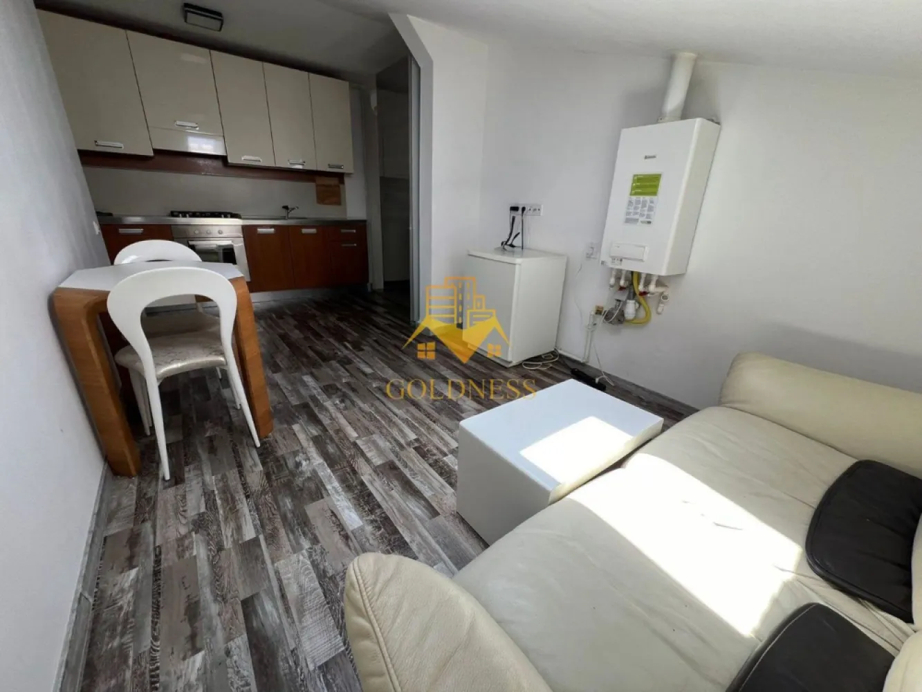 3 camere open space, modern, Gheorgheni, Zona FSEGA, Iulius Mall, AC - GOLDNESS Imobiliare vă propune spre închiriere un apartament cu 3 camere open-space complet mobilat și utilat, la etajul 4 într-un imobil de 4 etaje, în Cartierul Gheorgheni, la 5 minute de FSEGA.
Posibilitate de parcare in zona la liber!
Se află în apropierea stațiilor de transport în comun, magazine, restaurante, spații verzi, farmacii, etc. 

Apartamentul este compartimentat astfel:
 - 2 dormitoare cu paturi matrimoniale, dressing, noptiere, birouri
 - living cu bucatarie open space complet utilată, canapea extensibila, loc de servit masa 
 - baie cu cabina de dus, calorifer port prosop și dulap pentru depozitare.

Imobilul este dotat cu toate cele necesare- centrală proprie, mașină de spălat haine, aer conditionat, frigider, plită electrică, hotă, etc. 
Dacă sunteți interesați de acest apartament și doriți să îl vizionați, dar și pentru alte oferte nu ezitați să ne contactați telefonic sau prin e-mail. Vă stăm la dispoziție!

Pentru intermediere se percepe un comision de 50% din prețul chiriei!