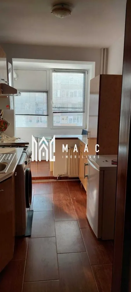 Apartament 2 camere | 58 MPU | Balcon | Renovat - MAAC Imobiliare vă propune spre închiriere un apartament de 2 camere, situat în zona Mihai Viteazul. Imobilul, recent renovat, dispune de o compartimentare semidecomandată, fiind compus din hol de acces, bucătărie închisă cu spatiu de depozitare (cămară), sufragerie, dormitor, baie cu geam și balcon închis. Se predă mobilat/utilat. Nu se acceptă animale de companie. Se percepe garanție în cuantumul unei chirii lunare. Disponibilitate imediată. Perioadă minimă de închiriere: 12 luni. Pentru mai multe detalii, specificați că ați văzut anunțul cu ID: CP2886173 }}