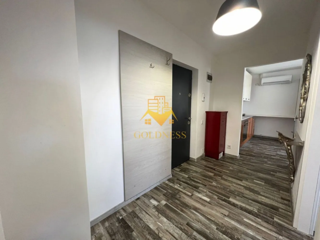 3 camere open space, modern, Gheorgheni, Zona FSEGA, Iulius Mall, AC - GOLDNESS Imobiliare vă propune spre închiriere un apartament cu 3 camere open-space complet mobilat și utilat, la etajul 4 într-un imobil de 4 etaje, în Cartierul Gheorgheni, la 5 minute de FSEGA.
Posibilitate de parcare in zona la liber!
Se află în apropierea stațiilor de transport în comun, magazine, restaurante, spații verzi, farmacii, etc. 

Apartamentul este compartimentat astfel:
 - 2 dormitoare cu paturi matrimoniale, dressing, noptiere, birouri
 - living cu bucatarie open space complet utilată, canapea extensibila, loc de servit masa 
 - baie cu cabina de dus, calorifer port prosop și dulap pentru depozitare.

Imobilul este dotat cu toate cele necesare- centrală proprie, mașină de spălat haine, aer conditionat, frigider, plită electrică, hotă, etc. 
Dacă sunteți interesați de acest apartament și doriți să îl vizionați, dar și pentru alte oferte nu ezitați să ne contactați telefonic sau prin e-mail. Vă stăm la dispoziție!

Pentru intermediere se percepe un comision de 50% din prețul chiriei!