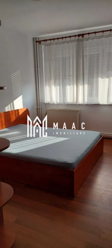 Apartament 2 camere | 58 MPU | Balcon | Renovat - MAAC Imobiliare vă propune spre închiriere un apartament de 2 camere, situat în zona Mihai Viteazul. Imobilul, recent renovat, dispune de o compartimentare semidecomandată, fiind compus din hol de acces, bucătărie închisă cu spatiu de depozitare (cămară), sufragerie, dormitor, baie cu geam și balcon închis. Se predă mobilat/utilat. Nu se acceptă animale de companie. Se percepe garanție în cuantumul unei chirii lunare. Disponibilitate imediată. Perioadă minimă de închiriere: 12 luni. Pentru mai multe detalii, specificați că ați văzut anunțul cu ID: CP2886173 }}