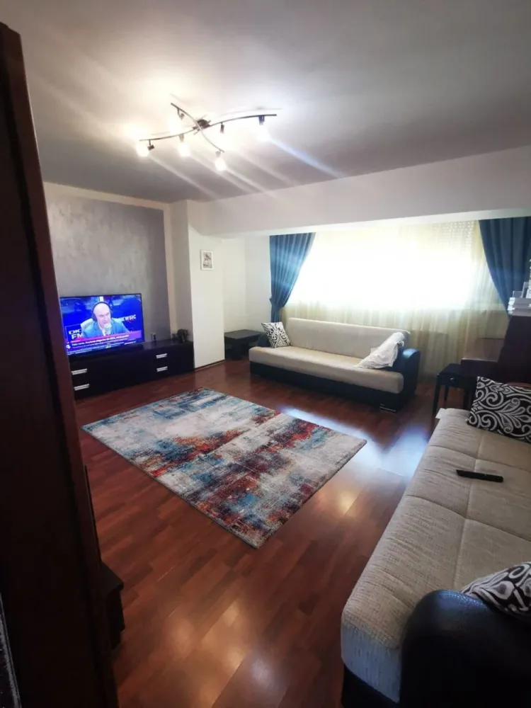 De vanzare apart. cu 3 camere, Complex Vega, Ultimul Leu, et.8, 145.000 E - Descoperă un apartament spațios și bine compartimentat, situat într-un imobil modern construit în anul 2008, în zona Ultimul Leu – Bloc Vega, una dintre cele mai apreciate și accesibile zone ale orașului. Cu o suprafață generoasă de 91 mp și vedere bilaterală, proprietatea oferă confort, lumină naturală și o compartimentare practică, fiind ideală atât pentru o familie, cât și pentru investiție. Apartamentul este amplasat la etajul 8 din 10 și beneficiază de intimitate, priveliște deschisă și acces facil.
Compartimentare și dotări:
- Living spațios și luminos
- 2 dormitoare confortabile
- 2 grupuri sanitare
- 2 balcoane
- Boxă la subsol pentru depozitare
- Centrală termică proprie
- Ferestre termopan
- Se vinde complet mobilat.
Imobilul dispune de finisaje medii, este bine întreținut și reprezintă o alegere excelentă pentru cei care își doresc o locuință într-o zonă cu acces rapid către toate punctele de interes.
În imediata apropiere se află marketuri, Faleza Dunării , mijloace de transport și alte facilități importante pentru un stil de viață confortabil și practic.
Preț :145000 E .
Pentru detalii si programare vizionare 0746.252.252 Liliana Ene, Agentia Mag Invest Galati.