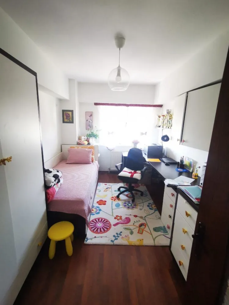 De vanzare apart. cu 3 camere, Complex Vega, Ultimul Leu, et.8, 145.000 E - Descoperă un apartament spațios și bine compartimentat, situat într-un imobil modern construit în anul 2008, în zona Ultimul Leu – Bloc Vega, una dintre cele mai apreciate și accesibile zone ale orașului. Cu o suprafață generoasă de 91 mp și vedere bilaterală, proprietatea oferă confort, lumină naturală și o compartimentare practică, fiind ideală atât pentru o familie, cât și pentru investiție. Apartamentul este amplasat la etajul 8 din 10 și beneficiază de intimitate, priveliște deschisă și acces facil.
Compartimentare și dotări:
- Living spațios și luminos
- 2 dormitoare confortabile
- 2 grupuri sanitare
- 2 balcoane
- Boxă la subsol pentru depozitare
- Centrală termică proprie
- Ferestre termopan
- Se vinde complet mobilat.
Imobilul dispune de finisaje medii, este bine întreținut și reprezintă o alegere excelentă pentru cei care își doresc o locuință într-o zonă cu acces rapid către toate punctele de interes.
În imediata apropiere se află marketuri, Faleza Dunării , mijloace de transport și alte facilități importante pentru un stil de viață confortabil și practic.
Preț :145000 E .
Pentru detalii si programare vizionare 0746.252.252 Liliana Ene, Agentia Mag Invest Galati.