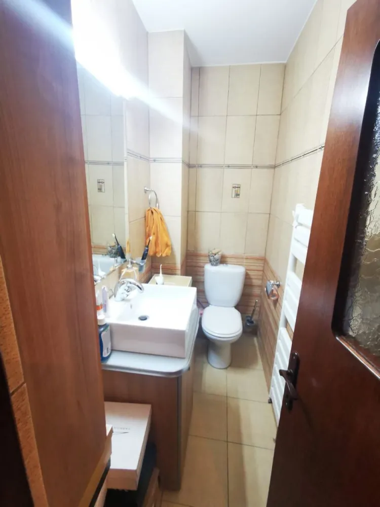 De vanzare apart. cu 3 camere, Complex Vega, Ultimul Leu, et.8, 145.000 E - Descoperă un apartament spațios și bine compartimentat, situat într-un imobil modern construit în anul 2008, în zona Ultimul Leu – Bloc Vega, una dintre cele mai apreciate și accesibile zone ale orașului. Cu o suprafață generoasă de 91 mp și vedere bilaterală, proprietatea oferă confort, lumină naturală și o compartimentare practică, fiind ideală atât pentru o familie, cât și pentru investiție. Apartamentul este amplasat la etajul 8 din 10 și beneficiază de intimitate, priveliște deschisă și acces facil.
Compartimentare și dotări:
- Living spațios și luminos
- 2 dormitoare confortabile
- 2 grupuri sanitare
- 2 balcoane
- Boxă la subsol pentru depozitare
- Centrală termică proprie
- Ferestre termopan
- Se vinde complet mobilat.
Imobilul dispune de finisaje medii, este bine întreținut și reprezintă o alegere excelentă pentru cei care își doresc o locuință într-o zonă cu acces rapid către toate punctele de interes.
În imediata apropiere se află marketuri, Faleza Dunării , mijloace de transport și alte facilități importante pentru un stil de viață confortabil și practic.
Preț :145000 E .
Pentru detalii si programare vizionare 0746.252.252 Liliana Ene, Agentia Mag Invest Galati.