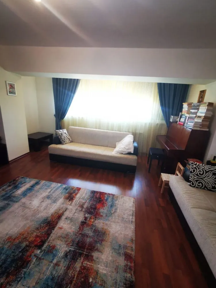 De vanzare apart. cu 3 camere, Complex Vega, Ultimul Leu, et.8, 145.000 E - Descoperă un apartament spațios și bine compartimentat, situat într-un imobil modern construit în anul 2008, în zona Ultimul Leu – Bloc Vega, una dintre cele mai apreciate și accesibile zone ale orașului. Cu o suprafață generoasă de 91 mp și vedere bilaterală, proprietatea oferă confort, lumină naturală și o compartimentare practică, fiind ideală atât pentru o familie, cât și pentru investiție. Apartamentul este amplasat la etajul 8 din 10 și beneficiază de intimitate, priveliște deschisă și acces facil.
Compartimentare și dotări:
- Living spațios și luminos
- 2 dormitoare confortabile
- 2 grupuri sanitare
- 2 balcoane
- Boxă la subsol pentru depozitare
- Centrală termică proprie
- Ferestre termopan
- Se vinde complet mobilat.
Imobilul dispune de finisaje medii, este bine întreținut și reprezintă o alegere excelentă pentru cei care își doresc o locuință într-o zonă cu acces rapid către toate punctele de interes.
În imediata apropiere se află marketuri, Faleza Dunării , mijloace de transport și alte facilități importante pentru un stil de viață confortabil și practic.
Preț :145000 E .
Pentru detalii si programare vizionare 0746.252.252 Liliana Ene, Agentia Mag Invest Galati.