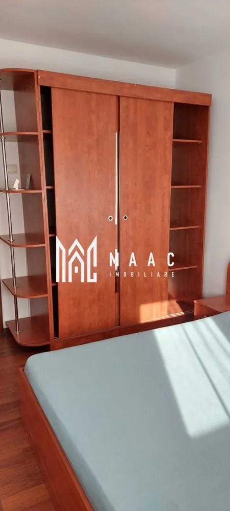Apartament 2 camere | 58 MPU | Balcon | Renovat - MAAC Imobiliare vă propune spre închiriere un apartament de 2 camere, situat în zona Mihai Viteazul. Imobilul, recent renovat, dispune de o compartimentare semidecomandată, fiind compus din hol de acces, bucătărie închisă cu spatiu de depozitare (cămară), sufragerie, dormitor, baie cu geam și balcon închis. Se predă mobilat/utilat. Nu se acceptă animale de companie. Se percepe garanție în cuantumul unei chirii lunare. Disponibilitate imediată. Perioadă minimă de închiriere: 12 luni. Pentru mai multe detalii, specificați că ați văzut anunțul cu ID: CP2886173 }}