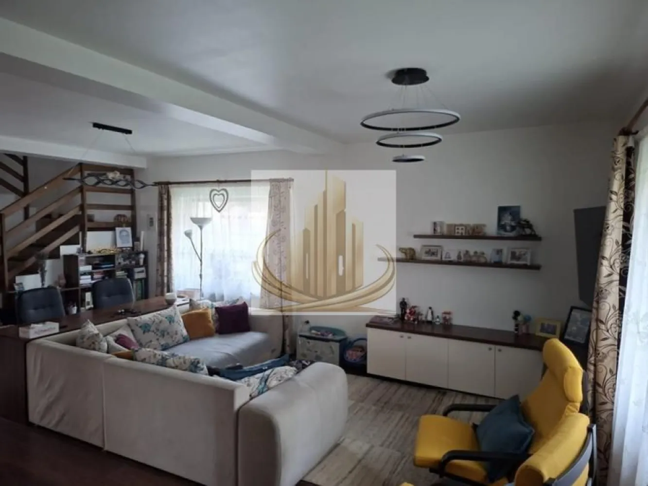Casă individuală, 816 mp teren | Panouri fotovoltaice 6KW | Dumbravita - Echipa Grand Mobilis Imobiliare vă propune spre vânzare o proprietate deosebită, o casă individuală modernă și elegantă, situată în Dumbrăvița, într-o zonă rezidențială liniștită, formată exclusiv din case, perfectă pentru cei care își doresc confort, intimitate și un stil de viață relaxat.

Construită în anul 2015, proprietatea dispune de o suprafață utilă de 120 mp și este amplasată pe un teren generos de 816 mp, oferind spațiu din abundență atât în interior, cât și în exterior.

Casa se remarcă prin compartimentarea practică, atmosfera caldă și finisajele de calitate, fiind amenajată cu bun gust și atenție la detalii. Proprietatea se vinde complet mobilată și utilată, cu excepția obiectelor personale.

Compartimentarea este realizată astfel:

Parter:

hol de acces;
dressing generos;
baie;
bucătărie luminoasă, cu posibilitate de închidere;
cameră tehnică;
living spațios cu zonă de dining;
terasă închisă, ideală pentru relaxare.

Etaj:

dormitor matrimonial cu dressing și baie proprie;
două dormitoare;
baie;
hol aerisit.

Proprietatea beneficiază de multiple dotări premium:

centrală proprie pe gaz;
aer condiționat Daikin;
tâmplărie PVC Rehau;
parchet natural multistratificat;
mobilier realizat la comandă;
carport pentru 2 mașini cu poartă automată;
încărcător Tesla;
pod generos pentru depozitare;
sistem pregătit pentru camere de supraveghere.

Unul dintre marile avantaje ale proprietății îl reprezintă sistemul de panouri fotovoltaice de 6KW cu invertor hibrid Fronius, datorită căruia costurile la energia electrică au fost până în prezent 0 sau chiar pe minus.

Curtea este superb amenajată și oferă un cadru ideal pentru relaxare și petrecerea timpului în aer liber, fiind împărțită în mai multe zone:

zonă de relaxare și luat masa;
spațiu verde amenajat;
livadă cu pomi fructiferi;
grădină de legume;
loc de joacă pentru copii;
seră funcțională.

Poziționarea completează perfect această proprietate, având în imediata apropiere:

școală și grădiniță;
magazine și supermarketuri;
restaurante și cafenele;
mijloace de transport în comun;
acces rapid către principalele artere ale orașului.

O proprietate ideală pentru o familie care își dorește intimitatea și confortul unei case individuale, într-un cadru liniștit, cu o curte generoasă și frumos amenajată.

Pentru mai multe detalii sau programarea unei vizionari, nu ezitati sa ne contactati! 
ID intern: CP3121037