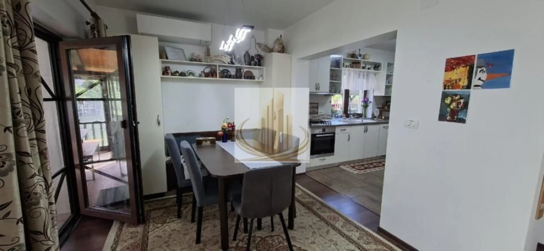 Casă individuală, 816 mp teren | Panouri fotovoltaice 6KW | Dumbravita - Echipa Grand Mobilis Imobiliare vă propune spre vânzare o proprietate deosebită, o casă individuală modernă și elegantă, situată în Dumbrăvița, într-o zonă rezidențială liniștită, formată exclusiv din case, perfectă pentru cei care își doresc confort, intimitate și un stil de viață relaxat.

Construită în anul 2015, proprietatea dispune de o suprafață utilă de 120 mp și este amplasată pe un teren generos de 816 mp, oferind spațiu din abundență atât în interior, cât și în exterior.

Casa se remarcă prin compartimentarea practică, atmosfera caldă și finisajele de calitate, fiind amenajată cu bun gust și atenție la detalii. Proprietatea se vinde complet mobilată și utilată, cu excepția obiectelor personale.

Compartimentarea este realizată astfel:

Parter:

hol de acces;
dressing generos;
baie;
bucătărie luminoasă, cu posibilitate de închidere;
cameră tehnică;
living spațios cu zonă de dining;
terasă închisă, ideală pentru relaxare.

Etaj:

dormitor matrimonial cu dressing și baie proprie;
două dormitoare;
baie;
hol aerisit.

Proprietatea beneficiază de multiple dotări premium:

centrală proprie pe gaz;
aer condiționat Daikin;
tâmplărie PVC Rehau;
parchet natural multistratificat;
mobilier realizat la comandă;
carport pentru 2 mașini cu poartă automată;
încărcător Tesla;
pod generos pentru depozitare;
sistem pregătit pentru camere de supraveghere.

Unul dintre marile avantaje ale proprietății îl reprezintă sistemul de panouri fotovoltaice de 6KW cu invertor hibrid Fronius, datorită căruia costurile la energia electrică au fost până în prezent 0 sau chiar pe minus.

Curtea este superb amenajată și oferă un cadru ideal pentru relaxare și petrecerea timpului în aer liber, fiind împărțită în mai multe zone:

zonă de relaxare și luat masa;
spațiu verde amenajat;
livadă cu pomi fructiferi;
grădină de legume;
loc de joacă pentru copii;
seră funcțională.

Poziționarea completează perfect această proprietate, având în imediata apropiere:

școală și grădiniță;
magazine și supermarketuri;
restaurante și cafenele;
mijloace de transport în comun;
acces rapid către principalele artere ale orașului.

O proprietate ideală pentru o familie care își dorește intimitatea și confortul unei case individuale, într-un cadru liniștit, cu o curte generoasă și frumos amenajată.

Pentru mai multe detalii sau programarea unei vizionari, nu ezitati sa ne contactati! 
ID intern: CP3121037