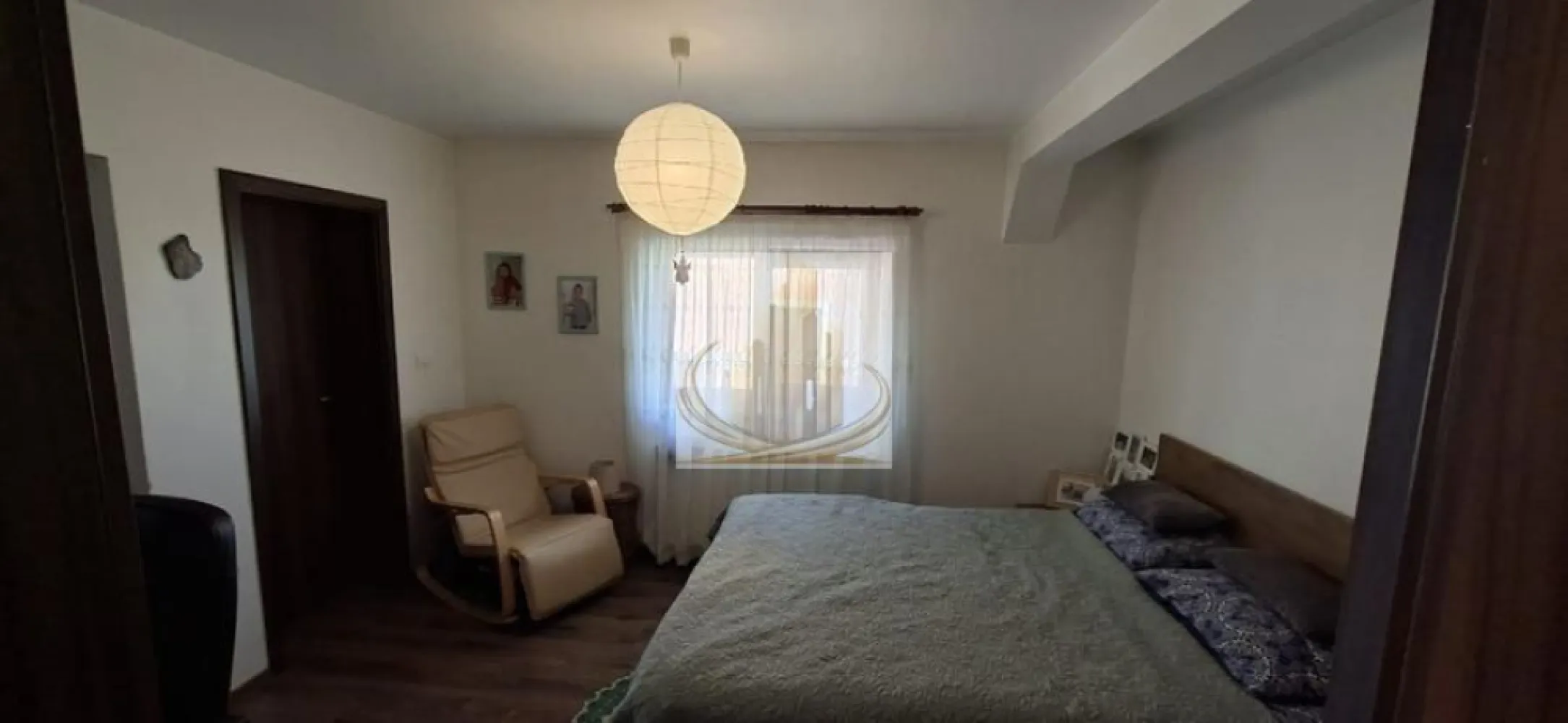 Casă individuală, 816 mp teren | Panouri fotovoltaice 6KW | Dumbravita - Echipa Grand Mobilis Imobiliare vă propune spre vânzare o proprietate deosebită, o casă individuală modernă și elegantă, situată în Dumbrăvița, într-o zonă rezidențială liniștită, formată exclusiv din case, perfectă pentru cei care își doresc confort, intimitate și un stil de viață relaxat.

Construită în anul 2015, proprietatea dispune de o suprafață utilă de 120 mp și este amplasată pe un teren generos de 816 mp, oferind spațiu din abundență atât în interior, cât și în exterior.

Casa se remarcă prin compartimentarea practică, atmosfera caldă și finisajele de calitate, fiind amenajată cu bun gust și atenție la detalii. Proprietatea se vinde complet mobilată și utilată, cu excepția obiectelor personale.

Compartimentarea este realizată astfel:

Parter:

hol de acces;
dressing generos;
baie;
bucătărie luminoasă, cu posibilitate de închidere;
cameră tehnică;
living spațios cu zonă de dining;
terasă închisă, ideală pentru relaxare.

Etaj:

dormitor matrimonial cu dressing și baie proprie;
două dormitoare;
baie;
hol aerisit.

Proprietatea beneficiază de multiple dotări premium:

centrală proprie pe gaz;
aer condiționat Daikin;
tâmplărie PVC Rehau;
parchet natural multistratificat;
mobilier realizat la comandă;
carport pentru 2 mașini cu poartă automată;
încărcător Tesla;
pod generos pentru depozitare;
sistem pregătit pentru camere de supraveghere.

Unul dintre marile avantaje ale proprietății îl reprezintă sistemul de panouri fotovoltaice de 6KW cu invertor hibrid Fronius, datorită căruia costurile la energia electrică au fost până în prezent 0 sau chiar pe minus.

Curtea este superb amenajată și oferă un cadru ideal pentru relaxare și petrecerea timpului în aer liber, fiind împărțită în mai multe zone:

zonă de relaxare și luat masa;
spațiu verde amenajat;
livadă cu pomi fructiferi;
grădină de legume;
loc de joacă pentru copii;
seră funcțională.

Poziționarea completează perfect această proprietate, având în imediata apropiere:

școală și grădiniță;
magazine și supermarketuri;
restaurante și cafenele;
mijloace de transport în comun;
acces rapid către principalele artere ale orașului.

O proprietate ideală pentru o familie care își dorește intimitatea și confortul unei case individuale, într-un cadru liniștit, cu o curte generoasă și frumos amenajată.

Pentru mai multe detalii sau programarea unei vizionari, nu ezitati sa ne contactati! 
ID intern: CP3121037