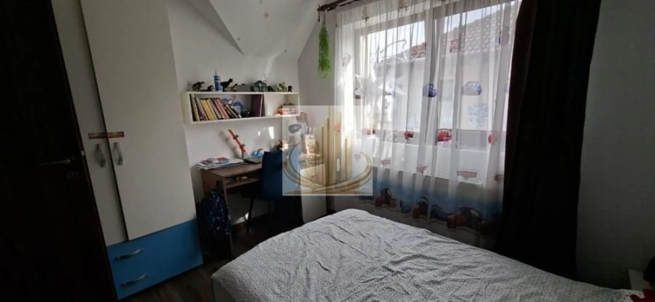 Casă individuală, 816 mp teren | Panouri fotovoltaice 6KW | Dumbravita - Echipa Grand Mobilis Imobiliare vă propune spre vânzare o proprietate deosebită, o casă individuală modernă și elegantă, situată în Dumbrăvița, într-o zonă rezidențială liniștită, formată exclusiv din case, perfectă pentru cei care își doresc confort, intimitate și un stil de viață relaxat.

Construită în anul 2015, proprietatea dispune de o suprafață utilă de 120 mp și este amplasată pe un teren generos de 816 mp, oferind spațiu din abundență atât în interior, cât și în exterior.

Casa se remarcă prin compartimentarea practică, atmosfera caldă și finisajele de calitate, fiind amenajată cu bun gust și atenție la detalii. Proprietatea se vinde complet mobilată și utilată, cu excepția obiectelor personale.

Compartimentarea este realizată astfel:

Parter:

hol de acces;
dressing generos;
baie;
bucătărie luminoasă, cu posibilitate de închidere;
cameră tehnică;
living spațios cu zonă de dining;
terasă închisă, ideală pentru relaxare.

Etaj:

dormitor matrimonial cu dressing și baie proprie;
două dormitoare;
baie;
hol aerisit.

Proprietatea beneficiază de multiple dotări premium:

centrală proprie pe gaz;
aer condiționat Daikin;
tâmplărie PVC Rehau;
parchet natural multistratificat;
mobilier realizat la comandă;
carport pentru 2 mașini cu poartă automată;
încărcător Tesla;
pod generos pentru depozitare;
sistem pregătit pentru camere de supraveghere.

Unul dintre marile avantaje ale proprietății îl reprezintă sistemul de panouri fotovoltaice de 6KW cu invertor hibrid Fronius, datorită căruia costurile la energia electrică au fost până în prezent 0 sau chiar pe minus.

Curtea este superb amenajată și oferă un cadru ideal pentru relaxare și petrecerea timpului în aer liber, fiind împărțită în mai multe zone:

zonă de relaxare și luat masa;
spațiu verde amenajat;
livadă cu pomi fructiferi;
grădină de legume;
loc de joacă pentru copii;
seră funcțională.

Poziționarea completează perfect această proprietate, având în imediata apropiere:

școală și grădiniță;
magazine și supermarketuri;
restaurante și cafenele;
mijloace de transport în comun;
acces rapid către principalele artere ale orașului.

O proprietate ideală pentru o familie care își dorește intimitatea și confortul unei case individuale, într-un cadru liniștit, cu o curte generoasă și frumos amenajată.

Pentru mai multe detalii sau programarea unei vizionari, nu ezitati sa ne contactati! 
ID intern: CP3121037