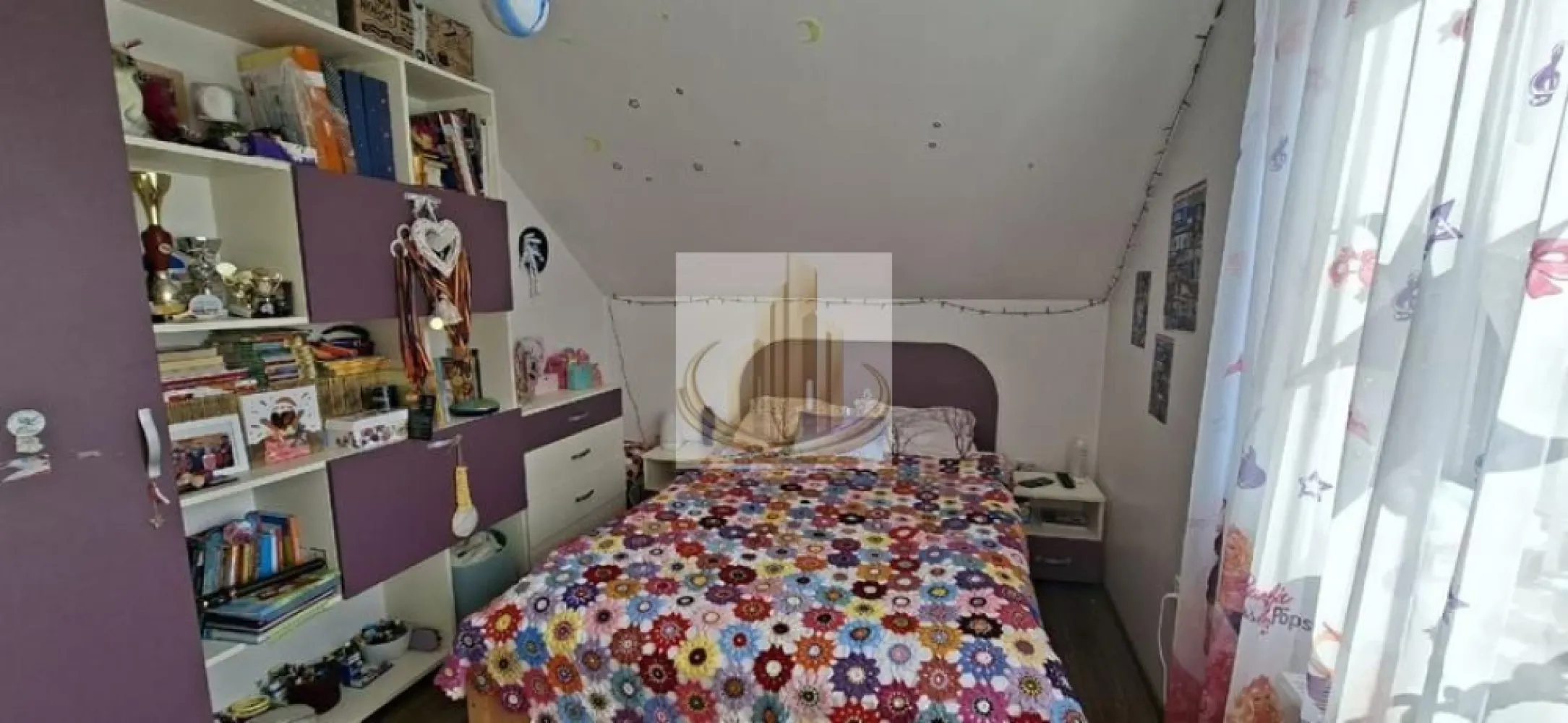 Casă individuală, 816 mp teren | Panouri fotovoltaice 6KW | Dumbravita - Echipa Grand Mobilis Imobiliare vă propune spre vânzare o proprietate deosebită, o casă individuală modernă și elegantă, situată în Dumbrăvița, într-o zonă rezidențială liniștită, formată exclusiv din case, perfectă pentru cei care își doresc confort, intimitate și un stil de viață relaxat.

Construită în anul 2015, proprietatea dispune de o suprafață utilă de 120 mp și este amplasată pe un teren generos de 816 mp, oferind spațiu din abundență atât în interior, cât și în exterior.

Casa se remarcă prin compartimentarea practică, atmosfera caldă și finisajele de calitate, fiind amenajată cu bun gust și atenție la detalii. Proprietatea se vinde complet mobilată și utilată, cu excepția obiectelor personale.

Compartimentarea este realizată astfel:

Parter:

hol de acces;
dressing generos;
baie;
bucătărie luminoasă, cu posibilitate de închidere;
cameră tehnică;
living spațios cu zonă de dining;
terasă închisă, ideală pentru relaxare.

Etaj:

dormitor matrimonial cu dressing și baie proprie;
două dormitoare;
baie;
hol aerisit.

Proprietatea beneficiază de multiple dotări premium:

centrală proprie pe gaz;
aer condiționat Daikin;
tâmplărie PVC Rehau;
parchet natural multistratificat;
mobilier realizat la comandă;
carport pentru 2 mașini cu poartă automată;
încărcător Tesla;
pod generos pentru depozitare;
sistem pregătit pentru camere de supraveghere.

Unul dintre marile avantaje ale proprietății îl reprezintă sistemul de panouri fotovoltaice de 6KW cu invertor hibrid Fronius, datorită căruia costurile la energia electrică au fost până în prezent 0 sau chiar pe minus.

Curtea este superb amenajată și oferă un cadru ideal pentru relaxare și petrecerea timpului în aer liber, fiind împărțită în mai multe zone:

zonă de relaxare și luat masa;
spațiu verde amenajat;
livadă cu pomi fructiferi;
grădină de legume;
loc de joacă pentru copii;
seră funcțională.

Poziționarea completează perfect această proprietate, având în imediata apropiere:

școală și grădiniță;
magazine și supermarketuri;
restaurante și cafenele;
mijloace de transport în comun;
acces rapid către principalele artere ale orașului.

O proprietate ideală pentru o familie care își dorește intimitatea și confortul unei case individuale, într-un cadru liniștit, cu o curte generoasă și frumos amenajată.

Pentru mai multe detalii sau programarea unei vizionari, nu ezitati sa ne contactati! 
ID intern: CP3121037