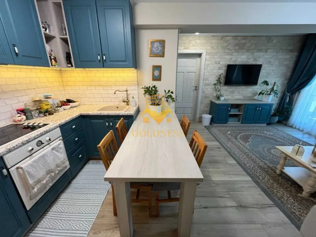 2 Camere openspace, Parcare, Borhanci, Romul Ladea, Terasa, Modern - GOLDNESS Imobiliare vă propune spre închiriere un apartament cu 3 camere complet mobilat și utilat, la etajul 5 într-un imobil de 6 etaje, în Cartierul .
Garaj subteran inclus!
Se află în apropierea stațiilor de transport în comun, magazine, restaurante, spații verzi, farmacii, etc. 

Apartamentul este compartimentat astfel:
 - dormitor cu pat matrimonial, dressing, noptiere
 - dormitor cu canapea extensibila, birou
 - living cu bucatarie open space complet utilată și mobilată, canapea extensibilă, loc de servit masa, TV
 - baie cu dus walk-in, calorifer port prosop și dulap pentru depozitare.
 - terasa de 10 mp.

Imobilul este dotat cu toate cele necesare- centrală proprie, frigider, aragaz, hotă, mașină de spălat haine, etc. 

Dacă sunteți interesați de acest apartament și doriți să îl vizionați, dar și pentru alte oferte nu ezitați să ne contactați telefonic sau prin e-mail. Vă stăm la dispoziție!
Pentru intermediere se percepe un comision de 50% din prețul chiriei!