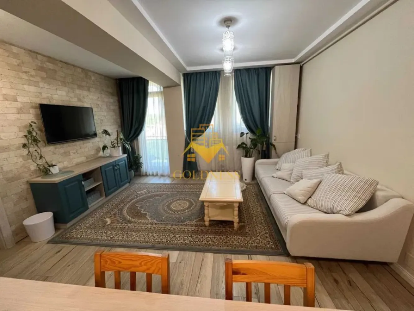 2 Camere openspace, Parcare, Borhanci, Romul Ladea, Terasa, Modern - GOLDNESS Imobiliare vă propune spre închiriere un apartament cu 3 camere complet mobilat și utilat, la etajul 5 într-un imobil de 6 etaje, în Cartierul .
Garaj subteran inclus!
Se află în apropierea stațiilor de transport în comun, magazine, restaurante, spații verzi, farmacii, etc. 

Apartamentul este compartimentat astfel:
 - dormitor cu pat matrimonial, dressing, noptiere
 - dormitor cu canapea extensibila, birou
 - living cu bucatarie open space complet utilată și mobilată, canapea extensibilă, loc de servit masa, TV
 - baie cu dus walk-in, calorifer port prosop și dulap pentru depozitare.
 - terasa de 10 mp.

Imobilul este dotat cu toate cele necesare- centrală proprie, frigider, aragaz, hotă, mașină de spălat haine, etc. 

Dacă sunteți interesați de acest apartament și doriți să îl vizionați, dar și pentru alte oferte nu ezitați să ne contactați telefonic sau prin e-mail. Vă stăm la dispoziție!
Pentru intermediere se percepe un comision de 50% din prețul chiriei!