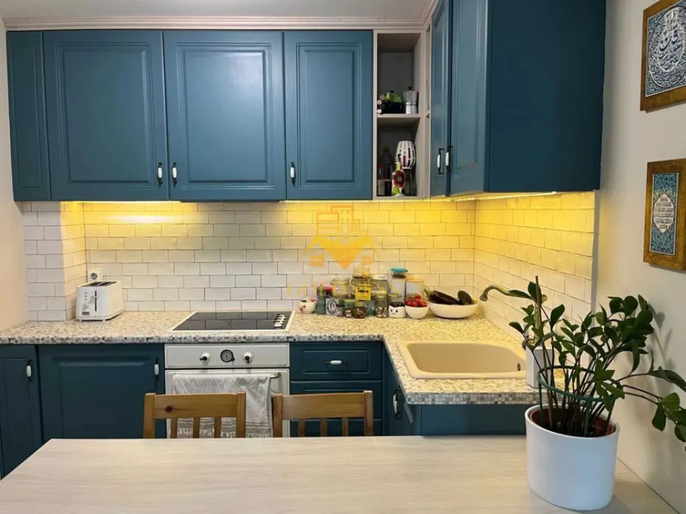 2 Camere openspace, Parcare, Borhanci, Romul Ladea, Terasa, Modern - GOLDNESS Imobiliare vă propune spre închiriere un apartament cu 3 camere complet mobilat și utilat, la etajul 5 într-un imobil de 6 etaje, în Cartierul .
Garaj subteran inclus!
Se află în apropierea stațiilor de transport în comun, magazine, restaurante, spații verzi, farmacii, etc. 

Apartamentul este compartimentat astfel:
 - dormitor cu pat matrimonial, dressing, noptiere
 - dormitor cu canapea extensibila, birou
 - living cu bucatarie open space complet utilată și mobilată, canapea extensibilă, loc de servit masa, TV
 - baie cu dus walk-in, calorifer port prosop și dulap pentru depozitare.
 - terasa de 10 mp.

Imobilul este dotat cu toate cele necesare- centrală proprie, frigider, aragaz, hotă, mașină de spălat haine, etc. 

Dacă sunteți interesați de acest apartament și doriți să îl vizionați, dar și pentru alte oferte nu ezitați să ne contactați telefonic sau prin e-mail. Vă stăm la dispoziție!
Pentru intermediere se percepe un comision de 50% din prețul chiriei!