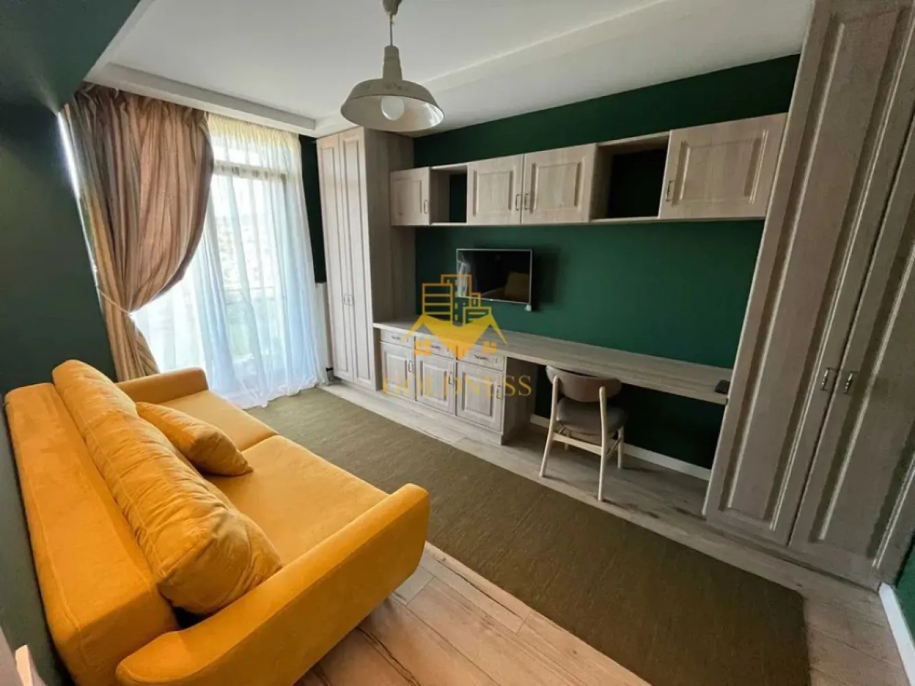 2 Camere openspace, Parcare, Borhanci, Romul Ladea, Terasa, Modern - GOLDNESS Imobiliare vă propune spre închiriere un apartament cu 3 camere complet mobilat și utilat, la etajul 5 într-un imobil de 6 etaje, în Cartierul .
Garaj subteran inclus!
Se află în apropierea stațiilor de transport în comun, magazine, restaurante, spații verzi, farmacii, etc. 

Apartamentul este compartimentat astfel:
 - dormitor cu pat matrimonial, dressing, noptiere
 - dormitor cu canapea extensibila, birou
 - living cu bucatarie open space complet utilată și mobilată, canapea extensibilă, loc de servit masa, TV
 - baie cu dus walk-in, calorifer port prosop și dulap pentru depozitare.
 - terasa de 10 mp.

Imobilul este dotat cu toate cele necesare- centrală proprie, frigider, aragaz, hotă, mașină de spălat haine, etc. 

Dacă sunteți interesați de acest apartament și doriți să îl vizionați, dar și pentru alte oferte nu ezitați să ne contactați telefonic sau prin e-mail. Vă stăm la dispoziție!
Pentru intermediere se percepe un comision de 50% din prețul chiriei!