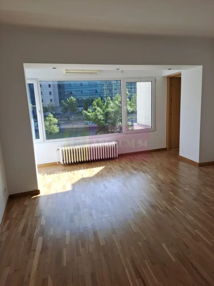 Apartament camere Splaiul Unirii- Biblioteca Nationala. - Compania imobiliara Apulum 94 va propune un apartament de 4 camere transformat in 3 camere situat stradal pe Splaiul Unirii, cu vedere catre raul Dambovita si Biblioteca Nationala. 
Apartamentul are o impartire foarte buna cu camere generoase avand o suprafata totala de 106 mp. 
Zona este foarte usor accesibila, apropiata de centru, de metrou, statie stb. 
pentru vizionare si mai multe detalii nu ezitati sa ma contactati pe nr 0733683446- Laura ionescu.