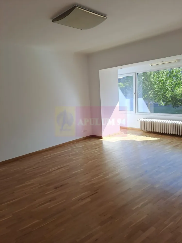 Apartament camere Splaiul Unirii- Biblioteca Nationala. - Compania imobiliara Apulum 94 va propune un apartament de 4 camere transformat in 3 camere situat stradal pe Splaiul Unirii, cu vedere catre raul Dambovita si Biblioteca Nationala. 
Apartamentul are o impartire foarte buna cu camere generoase avand o suprafata totala de 106 mp. 
Zona este foarte usor accesibila, apropiata de centru, de metrou, statie stb. 
pentru vizionare si mai multe detalii nu ezitati sa ma contactati pe nr 0733683446- Laura ionescu.