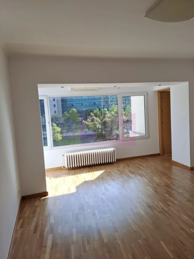 Apartament camere Splaiul Unirii- Biblioteca Nationala. - Compania imobiliara Apulum 94 va propune un apartament de 4 camere transformat in 3 camere situat stradal pe Splaiul Unirii, cu vedere catre raul Dambovita si Biblioteca Nationala. 
Apartamentul are o impartire foarte buna cu camere generoase avand o suprafata totala de 106 mp. 
Zona este foarte usor accesibila, apropiata de centru, de metrou, statie stb. 
pentru vizionare si mai multe detalii nu ezitati sa ma contactati pe nr 0733683446- Laura ionescu.