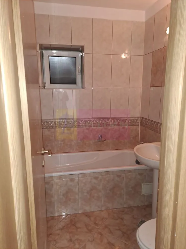 Apartament camere Splaiul Unirii- Biblioteca Nationala. - Compania imobiliara Apulum 94 va propune un apartament de 4 camere transformat in 3 camere situat stradal pe Splaiul Unirii, cu vedere catre raul Dambovita si Biblioteca Nationala. 
Apartamentul are o impartire foarte buna cu camere generoase avand o suprafata totala de 106 mp. 
Zona este foarte usor accesibila, apropiata de centru, de metrou, statie stb. 
pentru vizionare si mai multe detalii nu ezitati sa ma contactati pe nr 0733683446- Laura ionescu.