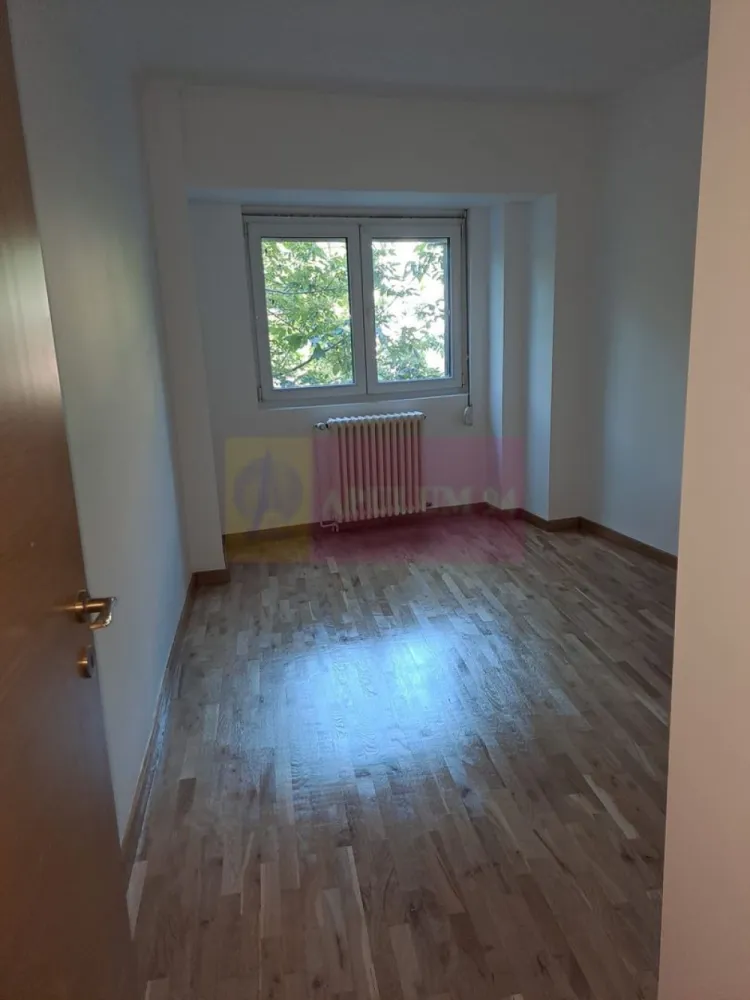 Apartament camere Splaiul Unirii- Biblioteca Nationala. - Compania imobiliara Apulum 94 va propune un apartament de 4 camere transformat in 3 camere situat stradal pe Splaiul Unirii, cu vedere catre raul Dambovita si Biblioteca Nationala. 
Apartamentul are o impartire foarte buna cu camere generoase avand o suprafata totala de 106 mp. 
Zona este foarte usor accesibila, apropiata de centru, de metrou, statie stb. 
pentru vizionare si mai multe detalii nu ezitati sa ma contactati pe nr 0733683446- Laura ionescu.