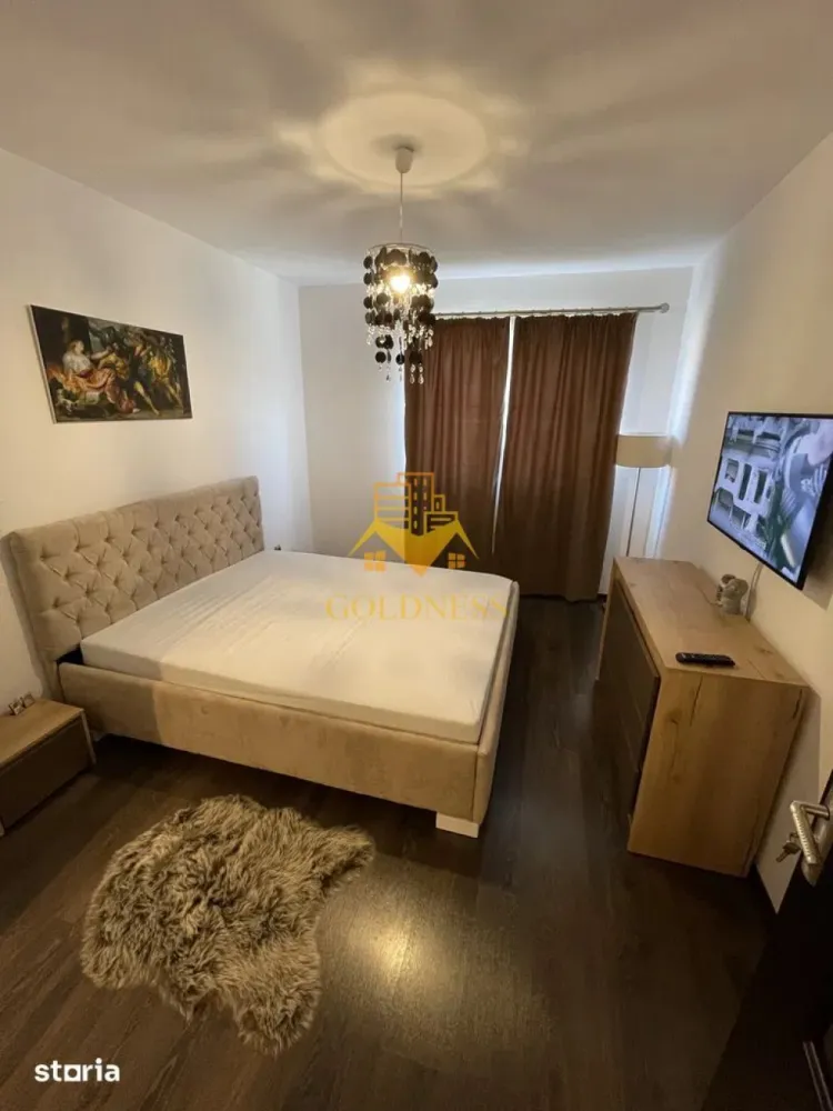 2 camere open space, parcare, Avram Iancu, zona VIVO - GOLDNESS Imobiliare vă propune spre închiriere un apartament cu 2 camere open space, complet mobilat și utilat, la etajul 3 într-un imobil de 7 etaje, in zona Avram Iancu/ Vivo .
Dispune de loc de parcare!
Se află în apropierea stațiilor de transport în comun, magazine, restaurante, spații verzi, farmacii, etc. 

Apartamentul este compartimentat astfel:
 - dormitor cu pat matrimonial, dressing, noptiere.
 - living cu bucatarie open space complet utilată și mobilată, canapea extensibilă, loc de servit masa.
 - hol la intrare cu pantofar.
 - baie cu cabina de dus, calorifer port prosop și dulap pentru depozitare.
 - balcon de 7 mp.

Imobilul este dotat cu toate cele necesare- centrală proprie, frigider, aragaz, hotă, mașină de spălat haine si vase, televizor, etc. 

Dacă sunteți interesați de acest apartament și doriți să îl vizionați, dar și pentru alte oferte nu ezitați să ne contactați telefonic sau prin e-mail. Vă stăm la dispoziție!
Pentru intermediere se percepe un comision de 50% din prețul chiriei!