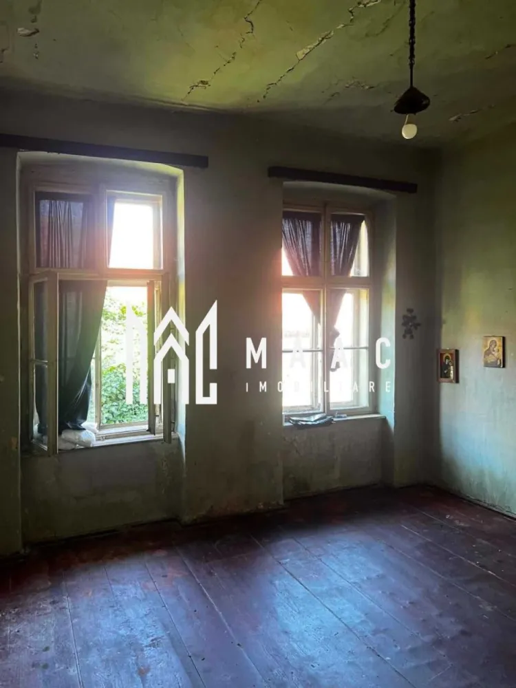 Apartament la casă | Etaj 1/1 | 36 mp utili | Pivniță | Grădină 80 mp | Str. 9 M - MAAC Imobiliare vă propune spre vânzare un apartament cu 1 cameră semidecomandat, situat într-o zonă centrală apreciată, la doar câteva minute de Piața Mare și în imediata apropiere a zonei Casa Sibianului.

Apartamentul este amplasat la etajul 1/1 al unei case vechi, într-o curte comună liniștită, oferind intimitate și acces facil către principalele puncte de interes ale orașului.

Locuința dispune de o suprafață utilă de 36 mp și este compartimentată astfel:

cameră spațioasă de 16,96 mp;
bucătărie de 12,26 mp;
baie cu geam pentru aerisire naturală;
cămară cu geam;
balcon.

Imobilul beneficiază de tavane înalte și lumină naturală generoasă. Proprietatea necesită renovare și amenajare după propriul gust, fiind potrivită atât pentru locuit, cât și pentru investiție. Construcția este realizată în stil vechi, cu tencuială pe trestie, fără probleme structurale.

În plus, apartamentul dispune de:

pivniță de 8,5 mp cu geam;
boxă;
cotă parte clar definită în acte din curte și grădină, în suprafață de aproximativ 80 mp.

Pentru mai multe detalii sau pentru programarea unei vizionări, vă rugăm să contactați echipa MAAC Imobiliare specificând IDID:CP3101910
