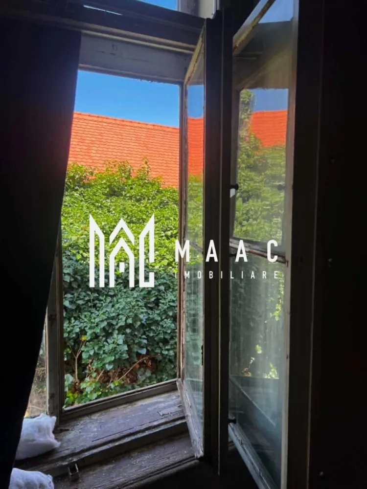 Apartament la casă | Etaj 1/1 | 36 mp utili | Pivniță | Grădină 80 mp | Str. 9 M - MAAC Imobiliare vă propune spre vânzare un apartament cu 1 cameră semidecomandat, situat într-o zonă centrală apreciată, la doar câteva minute de Piața Mare și în imediata apropiere a zonei Casa Sibianului.

Apartamentul este amplasat la etajul 1/1 al unei case vechi, într-o curte comună liniștită, oferind intimitate și acces facil către principalele puncte de interes ale orașului.

Locuința dispune de o suprafață utilă de 36 mp și este compartimentată astfel:

cameră spațioasă de 16,96 mp;
bucătărie de 12,26 mp;
baie cu geam pentru aerisire naturală;
cămară cu geam;
balcon.

Imobilul beneficiază de tavane înalte și lumină naturală generoasă. Proprietatea necesită renovare și amenajare după propriul gust, fiind potrivită atât pentru locuit, cât și pentru investiție. Construcția este realizată în stil vechi, cu tencuială pe trestie, fără probleme structurale.

În plus, apartamentul dispune de:

pivniță de 8,5 mp cu geam;
boxă;
cotă parte clar definită în acte din curte și grădină, în suprafață de aproximativ 80 mp.

Pentru mai multe detalii sau pentru programarea unei vizionări, vă rugăm să contactați echipa MAAC Imobiliare specificând IDID:CP3101910