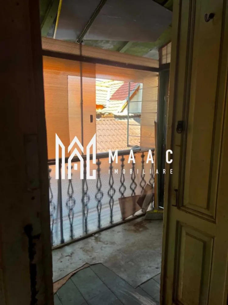 Apartament la casă | Etaj 1/1 | 36 mp utili | Pivniță | Grădină 80 mp | Str. 9 M - MAAC Imobiliare vă propune spre vânzare un apartament cu 1 cameră semidecomandat, situat într-o zonă centrală apreciată, la doar câteva minute de Piața Mare și în imediata apropiere a zonei Casa Sibianului.

Apartamentul este amplasat la etajul 1/1 al unei case vechi, într-o curte comună liniștită, oferind intimitate și acces facil către principalele puncte de interes ale orașului.

Locuința dispune de o suprafață utilă de 36 mp și este compartimentată astfel:

cameră spațioasă de 16,96 mp;
bucătărie de 12,26 mp;
baie cu geam pentru aerisire naturală;
cămară cu geam;
balcon.

Imobilul beneficiază de tavane înalte și lumină naturală generoasă. Proprietatea necesită renovare și amenajare după propriul gust, fiind potrivită atât pentru locuit, cât și pentru investiție. Construcția este realizată în stil vechi, cu tencuială pe trestie, fără probleme structurale.

În plus, apartamentul dispune de:

pivniță de 8,5 mp cu geam;
boxă;
cotă parte clar definită în acte din curte și grădină, în suprafață de aproximativ 80 mp.

Pentru mai multe detalii sau pentru programarea unei vizionări, vă rugăm să contactați echipa MAAC Imobiliare specificând IDID:CP3101910