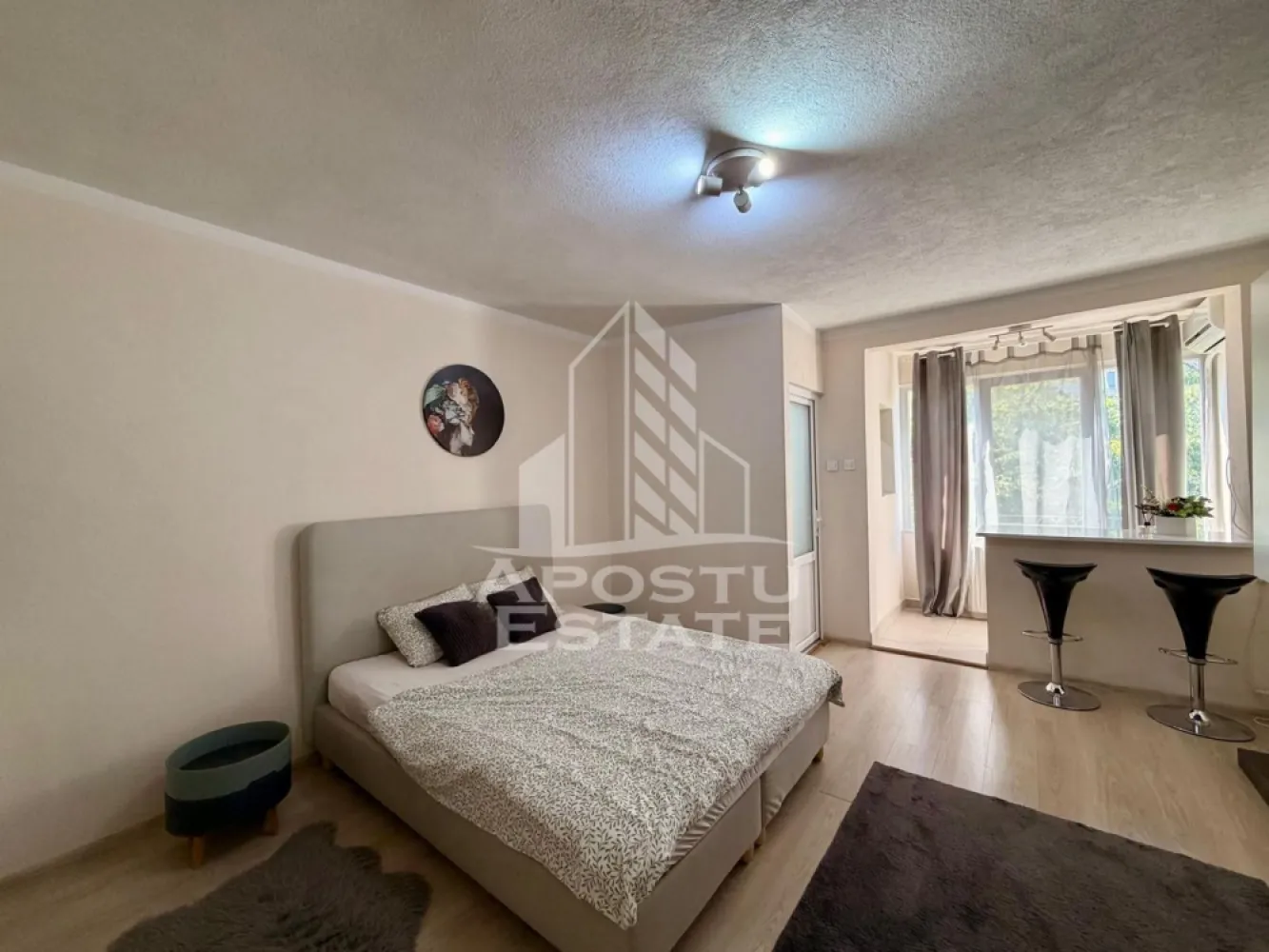 Apartament cu 1 camera de inchiriat, zona Circumvalatiunii, Timisoara - Agentia imobiliara APOSTU ESTATE va propune spre inchiriere un apartament cu 1 camera spatios si luminos, situat in zona Circumvalatiunii, intr-o zona linistita si bine pozitionata din Timisoara, potrivit pentru persoane singure, cupluri sau studenti care isi doresc o locuinta unde sa se simta confortabil si cu acces facil catre scoli, facultati, statii de autobuz si magazine.

Suprafata utila: 32 mp
Compartimentare eficienta:
- Hol de acces
- Bucatarie inchisa, complet mobilata si utilata
- Baie prevazuta cu cabina de dus si ventilatie artificiala

Confort si facilitati:
- Incalzire apartament: termoficare
- Camera cu pat matrimonial
- Aer conditionat
- Smart TV
- Apartamentul este complet mobilat si utilat de catre proprietar

Localizare: zona Circumvalatiunii, in apropiere de Iulius mall, Kaufland si mijloace de transport in comun.

Ideal pentru:
- Cupluri
- Persoane singure
- Studenti

Pret chirie: 350€
Programeaza o vizionare pentru a-ti putea imagina viitorul aici!
ID intern: CP3121496