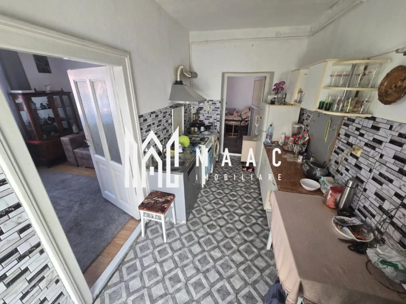 Apartament la casa | 2 camere | 59 MP | Pivnita | Centru - Maac Imobiliare vă propune spre vânzare un apartament la casă, situat la doar câteva minute de mers pe jos de centrul orașului. Imobilul este compus din 2 camere, beneficiind de pivniță și magazie pentru depozitare. Proprietatea dispune de curte comună în partea din spate, iar în față există curte cu acces pietonal pentru vecini. Apartamentul este dotat cu centrală termică proprie, nouă, asigurând confort termic și eficiență energetică. Datorită poziționării excelente, proprietatea reprezintă o oportunitate atât pentru locuință, cât și pentru investiție. Pentru mai multe detalii și programarea unei vizionări, vă invităm să contactați Maac Imobiliare, specificând ID: CP2881257 }}