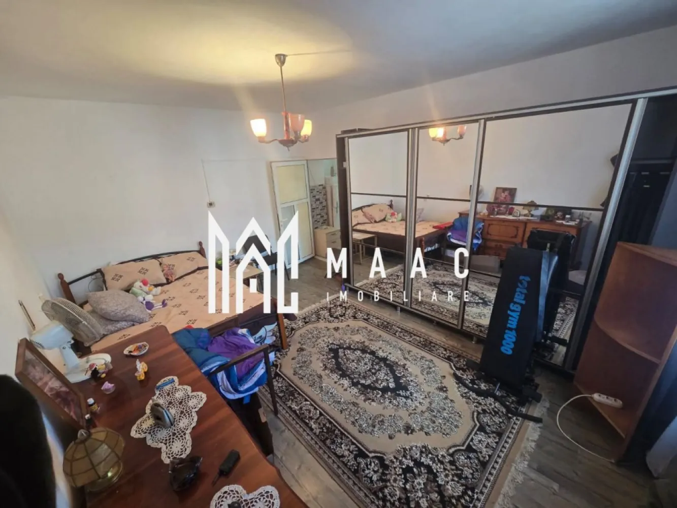 Apartament la casa | 2 camere | 59 MP | Pivnita | Centru - Maac Imobiliare vă propune spre vânzare un apartament la casă, situat la doar câteva minute de mers pe jos de centrul orașului. Imobilul este compus din 2 camere, beneficiind de pivniță și magazie pentru depozitare. Proprietatea dispune de curte comună în partea din spate, iar în față există curte cu acces pietonal pentru vecini. Apartamentul este dotat cu centrală termică proprie, nouă, asigurând confort termic și eficiență energetică. Datorită poziționării excelente, proprietatea reprezintă o oportunitate atât pentru locuință, cât și pentru investiție. Pentru mai multe detalii și programarea unei vizionări, vă invităm să contactați Maac Imobiliare, specificând ID: CP2881257 }}