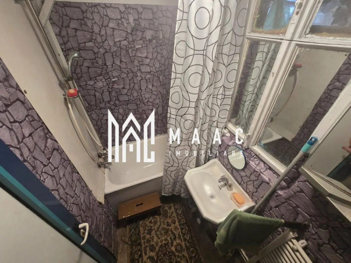 Apartament la casa | 2 camere | 59 MP | Pivnita | Centru - Maac Imobiliare vă propune spre vânzare un apartament la casă, situat la doar câteva minute de mers pe jos de centrul orașului. Imobilul este compus din 2 camere, beneficiind de pivniță și magazie pentru depozitare. Proprietatea dispune de curte comună în partea din spate, iar în față există curte cu acces pietonal pentru vecini. Apartamentul este dotat cu centrală termică proprie, nouă, asigurând confort termic și eficiență energetică. Datorită poziționării excelente, proprietatea reprezintă o oportunitate atât pentru locuință, cât și pentru investiție. Pentru mai multe detalii și programarea unei vizionări, vă invităm să contactați Maac Imobiliare, specificând ID: CP2881257 }}