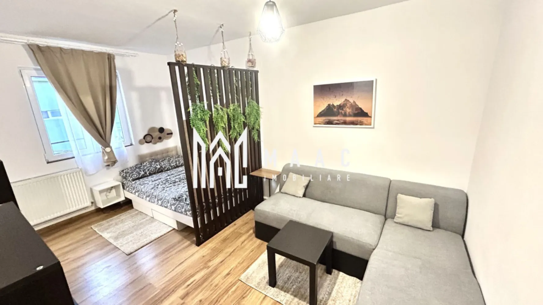 Apartament 1 camera | Etaj intermediar | Mobilata si utilata - MAAC Imobiliare vă propune spre vânzare o garsonieră ideală atât pentru locuit, cât și pentru investiție, situată în cartierul Broscărie, pe strada Ștefan cel Mare.

Imobilul are o suprafață utilă de 25 mp și este renovat modern, fiind compartimentat eficient astfel: hol de acces, baie, cameră spațioasă și bucătărie separată.

Locuința se vinde complet mobilată și utilată, beneficiind de:

centrală termică pe gaz

mașină de spălat cu uscător

cuptor electric și cuptor cu microunde

plită electrică

frigider

TV Smart și conexiune Wi-Fi

Toate dotările sunt alese pentru a oferi un nivel ridicat de confort și un stil de viață modern.

Avantaje locație:

zonă foarte bine cotată

loc de parcare

stație de autobuz chiar lângă bloc

parcuri pentru copii

magazine Profi și Simpa la aproximativ 50 m

sală de sport și alte facilități în imediata apropiere

Imobilul este liber de orice sarcini și se poate viziona oricând, cu programare prealabilă.

Pentru mai multe detalii sau pentru stabilirea unei vizionări, vă invităm să contactați MAAC Imobiliare.
ID: CP2891442