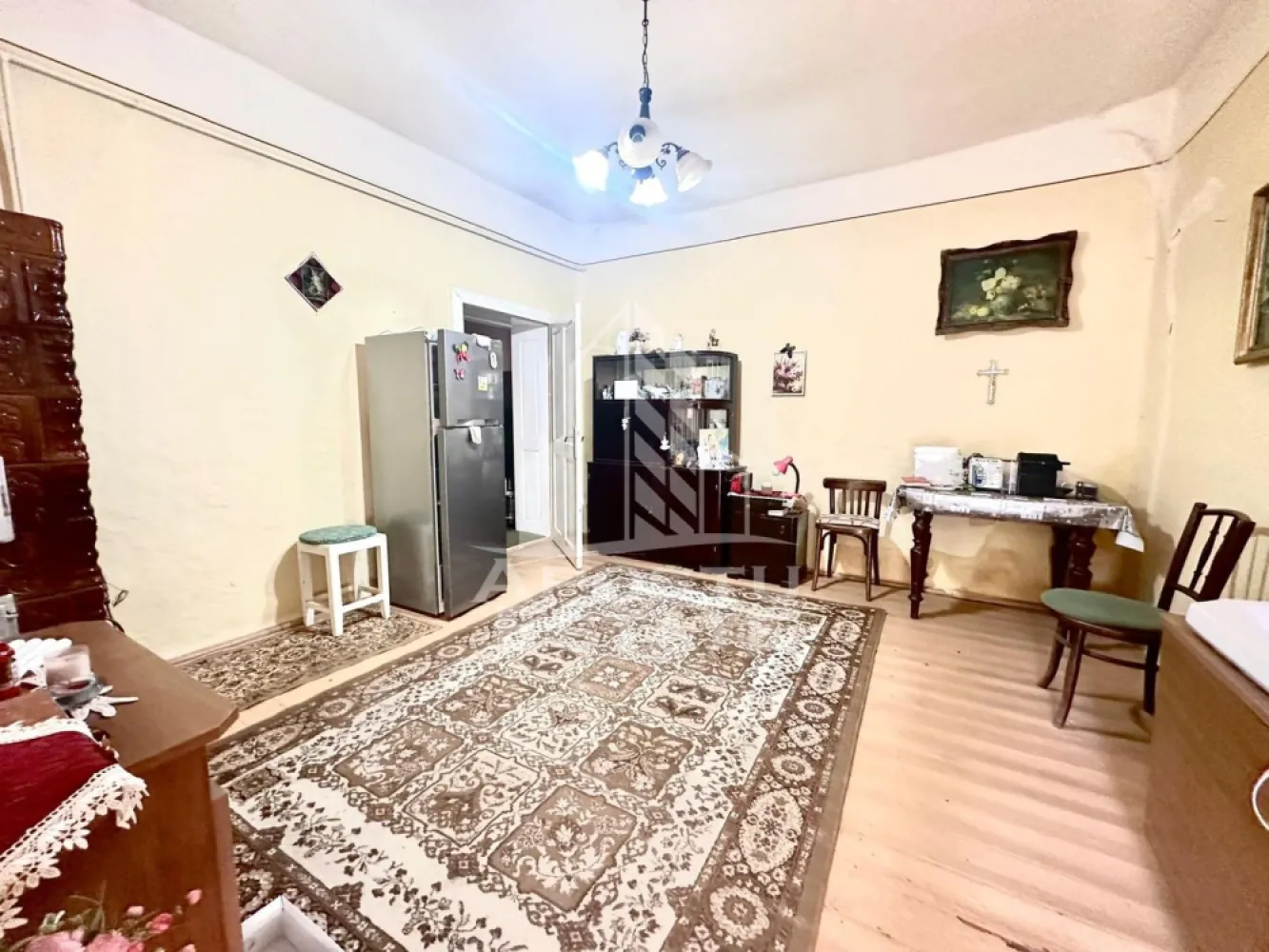 Casa de vanzare in Zimandu Nou - APOSTU ESTATE va propune spre vanzare casa in Zimandu Nou, la doar 13 km de Arad, situata intr-o zona linistita, cu acces facil si strazi asfaltate si iluminate.

Proprietatea dispune de un teren generos de 950 mp si o suprafata construita de 244 mp, casa fiind construita in anul 1932. Locuinta este compartimentata practic si ofera:

4 camere spatioase
1 bucatarie
1 baie
camara
hol lung
2 intrari din curte

Casa este construita din pamant batut, cu acoperis din tigla, fiind racordata la toate utilitatile necesare: gaz, curent, apa si boiler pentru apa calda.

Curtea este ampla si bine organizata, avand gradina de flori, garaj, acces auto in curte si spatiu ideal pentru cultivarea legumelor sau amenajarea unei livezi.

Pozitionarea este un mare avantaj, avand in apropiere, la doar 5 minute de mers pe jos:

supermarket
Biserica Catolica
Primaria
gradinita
scoala

O proprietate potrivita pentru o familie care isi doreste liniste, spatiu generos si acces rapid catre oras.

Pentru mai multe detalii sau pentru programarea unei vizionari, echipa Apostu Estate va sta cu profesionalism si promptitudine la dispozitie dumneavoastra.
CP3121677