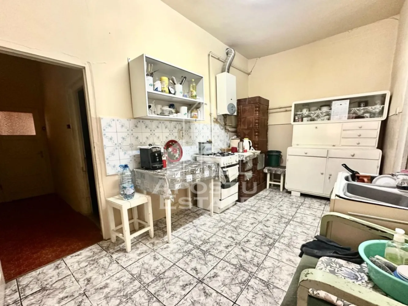 Casa de vanzare in Zimandu Nou - APOSTU ESTATE va propune spre vanzare casa in Zimandu Nou, la doar 13 km de Arad, situata intr-o zona linistita, cu acces facil si strazi asfaltate si iluminate.

Proprietatea dispune de un teren generos de 950 mp si o suprafata construita de 244 mp, casa fiind construita in anul 1932. Locuinta este compartimentata practic si ofera:

4 camere spatioase
1 bucatarie
1 baie
camara
hol lung
2 intrari din curte

Casa este construita din pamant batut, cu acoperis din tigla, fiind racordata la toate utilitatile necesare: gaz, curent, apa si boiler pentru apa calda.

Curtea este ampla si bine organizata, avand gradina de flori, garaj, acces auto in curte si spatiu ideal pentru cultivarea legumelor sau amenajarea unei livezi.

Pozitionarea este un mare avantaj, avand in apropiere, la doar 5 minute de mers pe jos:

supermarket
Biserica Catolica
Primaria
gradinita
scoala

O proprietate potrivita pentru o familie care isi doreste liniste, spatiu generos si acces rapid catre oras.

Pentru mai multe detalii sau pentru programarea unei vizionari, echipa Apostu Estate va sta cu profesionalism si promptitudine la dispozitie dumneavoastra.
CP3121677