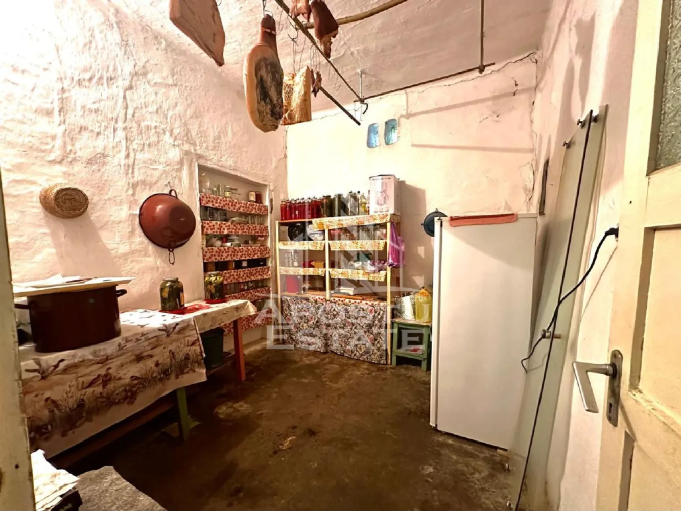 Casa de vanzare in Zimandu Nou - APOSTU ESTATE va propune spre vanzare casa in Zimandu Nou, la doar 13 km de Arad, situata intr-o zona linistita, cu acces facil si strazi asfaltate si iluminate.

Proprietatea dispune de un teren generos de 950 mp si o suprafata construita de 244 mp, casa fiind construita in anul 1932. Locuinta este compartimentata practic si ofera:

4 camere spatioase
1 bucatarie
1 baie
camara
hol lung
2 intrari din curte

Casa este construita din pamant batut, cu acoperis din tigla, fiind racordata la toate utilitatile necesare: gaz, curent, apa si boiler pentru apa calda.

Curtea este ampla si bine organizata, avand gradina de flori, garaj, acces auto in curte si spatiu ideal pentru cultivarea legumelor sau amenajarea unei livezi.

Pozitionarea este un mare avantaj, avand in apropiere, la doar 5 minute de mers pe jos:

supermarket
Biserica Catolica
Primaria
gradinita
scoala

O proprietate potrivita pentru o familie care isi doreste liniste, spatiu generos si acces rapid catre oras.

Pentru mai multe detalii sau pentru programarea unei vizionari, echipa Apostu Estate va sta cu profesionalism si promptitudine la dispozitie dumneavoastra.
CP3121677