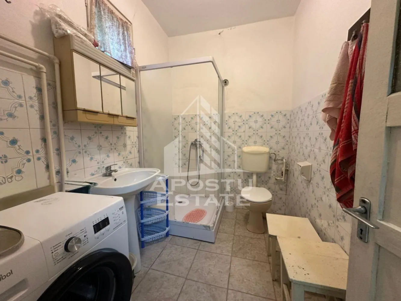 Casa de vanzare in Zimandu Nou - APOSTU ESTATE va propune spre vanzare casa in Zimandu Nou, la doar 13 km de Arad, situata intr-o zona linistita, cu acces facil si strazi asfaltate si iluminate.

Proprietatea dispune de un teren generos de 950 mp si o suprafata construita de 244 mp, casa fiind construita in anul 1932. Locuinta este compartimentata practic si ofera:

4 camere spatioase
1 bucatarie
1 baie
camara
hol lung
2 intrari din curte

Casa este construita din pamant batut, cu acoperis din tigla, fiind racordata la toate utilitatile necesare: gaz, curent, apa si boiler pentru apa calda.

Curtea este ampla si bine organizata, avand gradina de flori, garaj, acces auto in curte si spatiu ideal pentru cultivarea legumelor sau amenajarea unei livezi.

Pozitionarea este un mare avantaj, avand in apropiere, la doar 5 minute de mers pe jos:

supermarket
Biserica Catolica
Primaria
gradinita
scoala

O proprietate potrivita pentru o familie care isi doreste liniste, spatiu generos si acces rapid catre oras.

Pentru mai multe detalii sau pentru programarea unei vizionari, echipa Apostu Estate va sta cu profesionalism si promptitudine la dispozitie dumneavoastra.
CP3121677