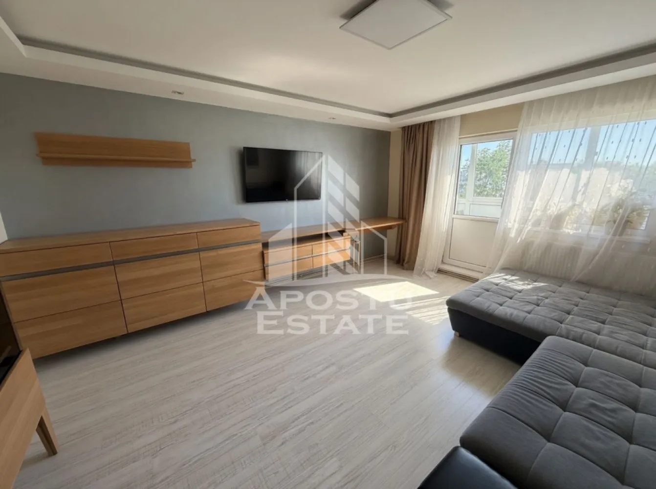 Apartament cu 3 camere, de închiriat, Elisabetin, Timișoara, Centrala - Agentia imobiliara APOSTU ESTATE va propune spre inchiriere un apartament cu 3 camere, situat in judetul Timis, Timisoara, zone Elisabetin,o zona linistita si bine pozitionata pentru cupluri sau familii care isi doresc o locuinta unde sa se simta confortabil si cu acces facil catre scoli, supermarketuri , magazine de zona.    

Suprafata utila: 68 mpu    

Compartimentare eficienta:    
-Hol de acces.    
-Bucatarie inchisa mobilata si utilata.
.    -Living room luminos cu acces catre balcon.
.    -Dormitor matrimonial.    
-Dormitor secundar.    
-Baie de servici.
-Baie principala cu cada.

Confort si facilitati:    
-Confort termic: Incalzirea este realizata prin calorifere, centrala proprie.
-Apartamentul dispune și de o unitate de aer conditionat.    
-Nu se accepta animale de companie de catre proprietar.    Localizare: 

-Timis, Timisoara, zona Elisabetin, acces facil catre : Universitatea de Vest (UVT), Kaufland Elisabetin, Sinsay.    
Ideal pentru :    
-Cupluri
.   -Persoane singure.    
-Familie.    
Disponibilitate: Disponibil din data de 01.07.2026, se pot realiza vizionari pana in data respectiva.    
Pret chirie lunara: 500 euro, negociabil.    

Programeaza o vizionare pentru a-ti putea imagina viitorul aici!    ID Intern : CP3121648