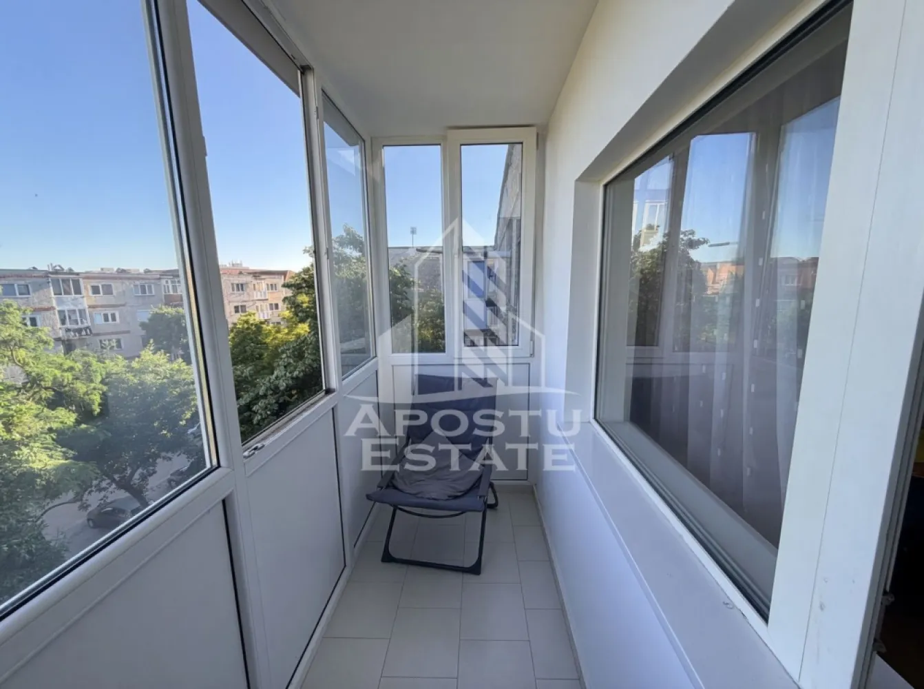 Apartament cu 3 camere, de închiriat, Elisabetin, Timișoara, Centrala - Agentia imobiliara APOSTU ESTATE va propune spre inchiriere un apartament cu 3 camere, situat in judetul Timis, Timisoara, zone Elisabetin,o zona linistita si bine pozitionata pentru cupluri sau familii care isi doresc o locuinta unde sa se simta confortabil si cu acces facil catre scoli, supermarketuri , magazine de zona.    

Suprafata utila: 68 mpu    

Compartimentare eficienta:    
-Hol de acces.    
-Bucatarie inchisa mobilata si utilata.
.    -Living room luminos cu acces catre balcon.
.    -Dormitor matrimonial.    
-Dormitor secundar.    
-Baie de servici.
-Baie principala cu cada.

Confort si facilitati:    
-Confort termic: Incalzirea este realizata prin calorifere, centrala proprie.
-Apartamentul dispune și de o unitate de aer conditionat.    
-Nu se accepta animale de companie de catre proprietar.    Localizare: 

-Timis, Timisoara, zona Elisabetin, acces facil catre : Universitatea de Vest (UVT), Kaufland Elisabetin, Sinsay.    
Ideal pentru :    
-Cupluri
.   -Persoane singure.    
-Familie.    
Disponibilitate: Disponibil din data de 01.07.2026, se pot realiza vizionari pana in data respectiva.    
Pret chirie lunara: 500 euro, negociabil.    

Programeaza o vizionare pentru a-ti putea imagina viitorul aici!    ID Intern : CP3121648