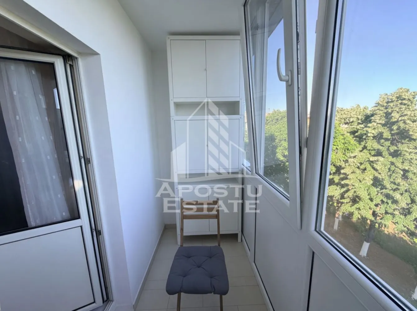 Apartament cu 3 camere, de închiriat, Elisabetin, Timișoara, Centrala - Agentia imobiliara APOSTU ESTATE va propune spre inchiriere un apartament cu 3 camere, situat in judetul Timis, Timisoara, zone Elisabetin,o zona linistita si bine pozitionata pentru cupluri sau familii care isi doresc o locuinta unde sa se simta confortabil si cu acces facil catre scoli, supermarketuri , magazine de zona.    

Suprafata utila: 68 mpu    

Compartimentare eficienta:    
-Hol de acces.    
-Bucatarie inchisa mobilata si utilata.
.    -Living room luminos cu acces catre balcon.
.    -Dormitor matrimonial.    
-Dormitor secundar.    
-Baie de servici.
-Baie principala cu cada.

Confort si facilitati:    
-Confort termic: Incalzirea este realizata prin calorifere, centrala proprie.
-Apartamentul dispune și de o unitate de aer conditionat.    
-Nu se accepta animale de companie de catre proprietar.    Localizare: 

-Timis, Timisoara, zona Elisabetin, acces facil catre : Universitatea de Vest (UVT), Kaufland Elisabetin, Sinsay.    
Ideal pentru :    
-Cupluri
.   -Persoane singure.    
-Familie.    
Disponibilitate: Disponibil din data de 01.07.2026, se pot realiza vizionari pana in data respectiva.    
Pret chirie lunara: 500 euro, negociabil.    

Programeaza o vizionare pentru a-ti putea imagina viitorul aici!    ID Intern : CP3121648