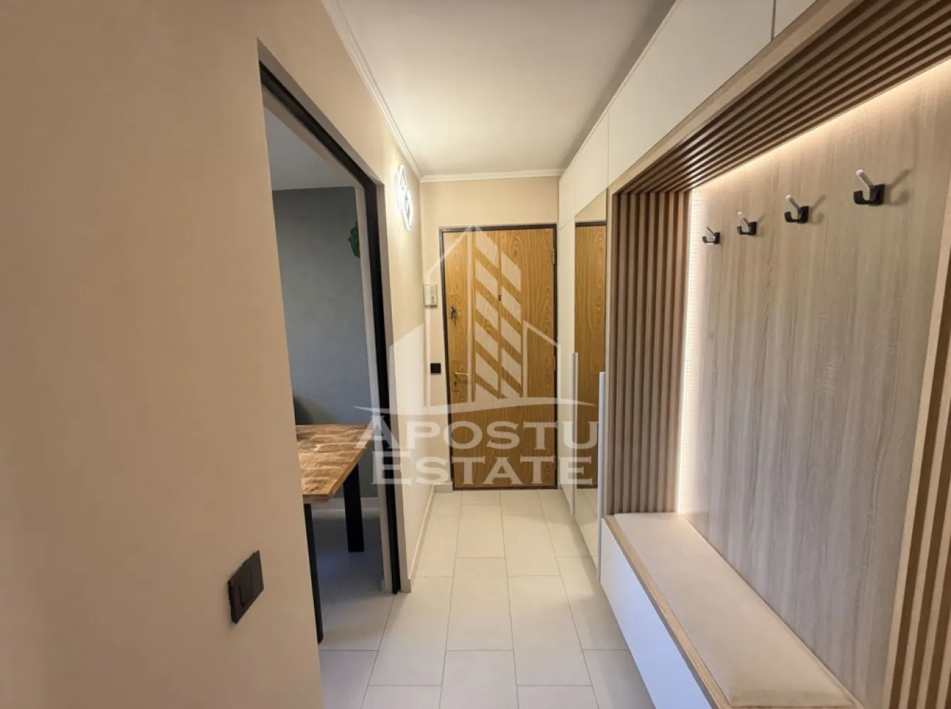 Apartament cu 3 camere, de închiriat, Elisabetin, Timișoara, Centrala - Agentia imobiliara APOSTU ESTATE va propune spre inchiriere un apartament cu 3 camere, situat in judetul Timis, Timisoara, zone Elisabetin,o zona linistita si bine pozitionata pentru cupluri sau familii care isi doresc o locuinta unde sa se simta confortabil si cu acces facil catre scoli, supermarketuri , magazine de zona.    

Suprafata utila: 68 mpu    

Compartimentare eficienta:    
-Hol de acces.    
-Bucatarie inchisa mobilata si utilata.
.    -Living room luminos cu acces catre balcon.
.    -Dormitor matrimonial.    
-Dormitor secundar.    
-Baie de servici.
-Baie principala cu cada.

Confort si facilitati:    
-Confort termic: Incalzirea este realizata prin calorifere, centrala proprie.
-Apartamentul dispune și de o unitate de aer conditionat.    
-Nu se accepta animale de companie de catre proprietar.    Localizare: 

-Timis, Timisoara, zona Elisabetin, acces facil catre : Universitatea de Vest (UVT), Kaufland Elisabetin, Sinsay.    
Ideal pentru :    
-Cupluri
.   -Persoane singure.    
-Familie.    
Disponibilitate: Disponibil din data de 01.07.2026, se pot realiza vizionari pana in data respectiva.    
Pret chirie lunara: 500 euro, negociabil.    

Programeaza o vizionare pentru a-ti putea imagina viitorul aici!    ID Intern : CP3121648