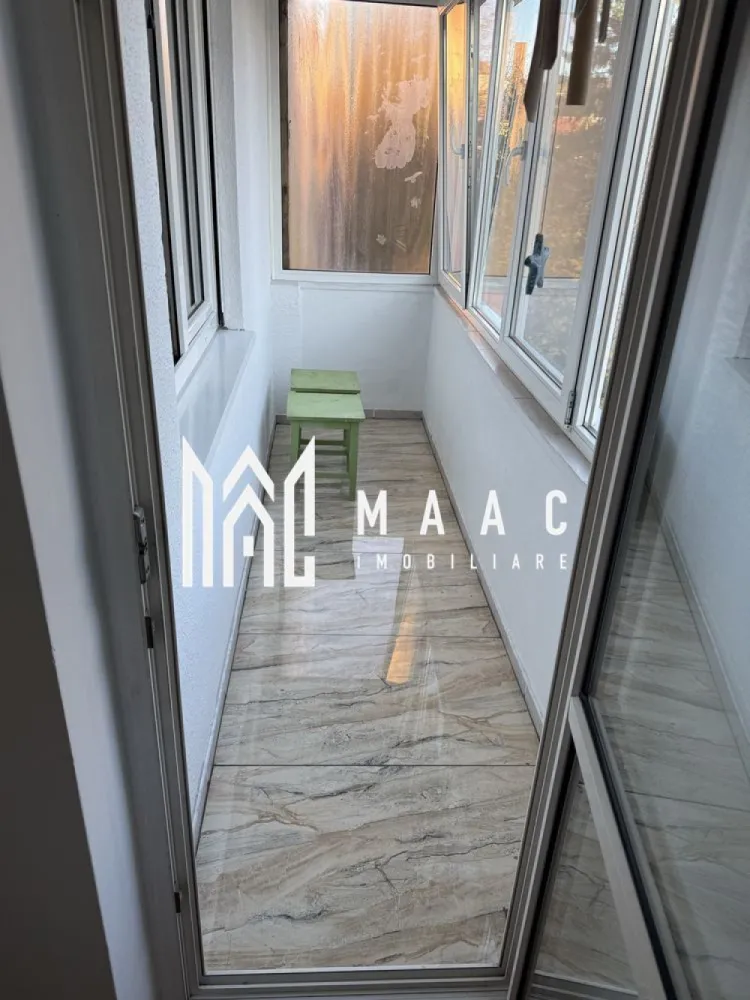 Apartament de închiriat | 3 camere | 83 Mp | Ștrand - MAAC-imobiliare vă propune spre închiriere un apartament generos și luminos, cu 3 camere, situat la etajul 3/4. Locuința este proaspăt renovată, mobilată și utilată, pregătită pentru mutare imediată. Compartimentare și facilități: -bucătărie închisă cu nișă de gătit și cămară -2 dormitoare -living cu balcon închis -baie modernă -debara și hol generos -centrală termică proprie, costuri reduse la încălzire,izolație exterioară În apropiere de puncte de interes precum: grădinițe, școli, magazine (Lidl, Kaufland, Profi), stații de autobuz, poștă, bănci. Condiții de închiriere: -nu se acceptă animale de companie -se solicită garanție în cuantumul unei chirii Pentru vizionări sau alte detalii contactați-ne și specificați ID:CP2860971 }}