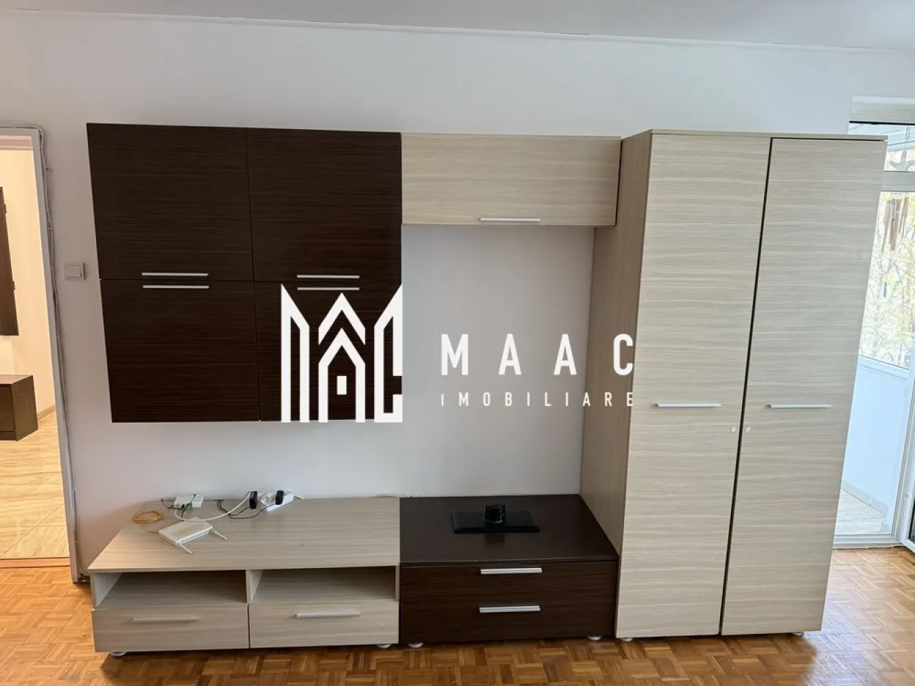 Apartament de închiriat | 3 camere | 83 Mp | Ștrand - MAAC-imobiliare vă propune spre închiriere un apartament generos și luminos, cu 3 camere, situat la etajul 3/4. Locuința este proaspăt renovată, mobilată și utilată, pregătită pentru mutare imediată. Compartimentare și facilități: -bucătărie închisă cu nișă de gătit și cămară -2 dormitoare -living cu balcon închis -baie modernă -debara și hol generos -centrală termică proprie, costuri reduse la încălzire,izolație exterioară În apropiere de puncte de interes precum: grădinițe, școli, magazine (Lidl, Kaufland, Profi), stații de autobuz, poștă, bănci. Condiții de închiriere: -nu se acceptă animale de companie -se solicită garanție în cuantumul unei chirii Pentru vizionări sau alte detalii contactați-ne și specificați ID:CP2860971 }}