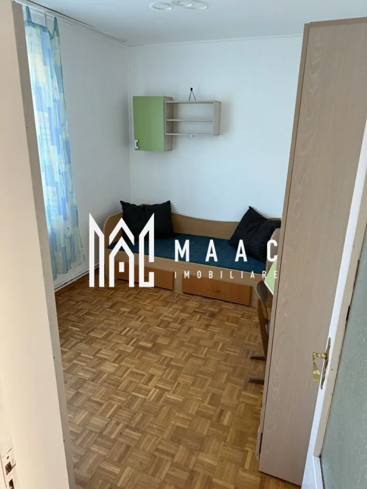 Apartament de închiriat | 3 camere | 83 Mp | Ștrand - MAAC-imobiliare vă propune spre închiriere un apartament generos și luminos, cu 3 camere, situat la etajul 3/4. Locuința este proaspăt renovată, mobilată și utilată, pregătită pentru mutare imediată. Compartimentare și facilități: -bucătărie închisă cu nișă de gătit și cămară -2 dormitoare -living cu balcon închis -baie modernă -debara și hol generos -centrală termică proprie, costuri reduse la încălzire,izolație exterioară În apropiere de puncte de interes precum: grădinițe, școli, magazine (Lidl, Kaufland, Profi), stații de autobuz, poștă, bănci. Condiții de închiriere: -nu se acceptă animale de companie -se solicită garanție în cuantumul unei chirii Pentru vizionări sau alte detalii contactați-ne și specificați ID:CP2860971 }}