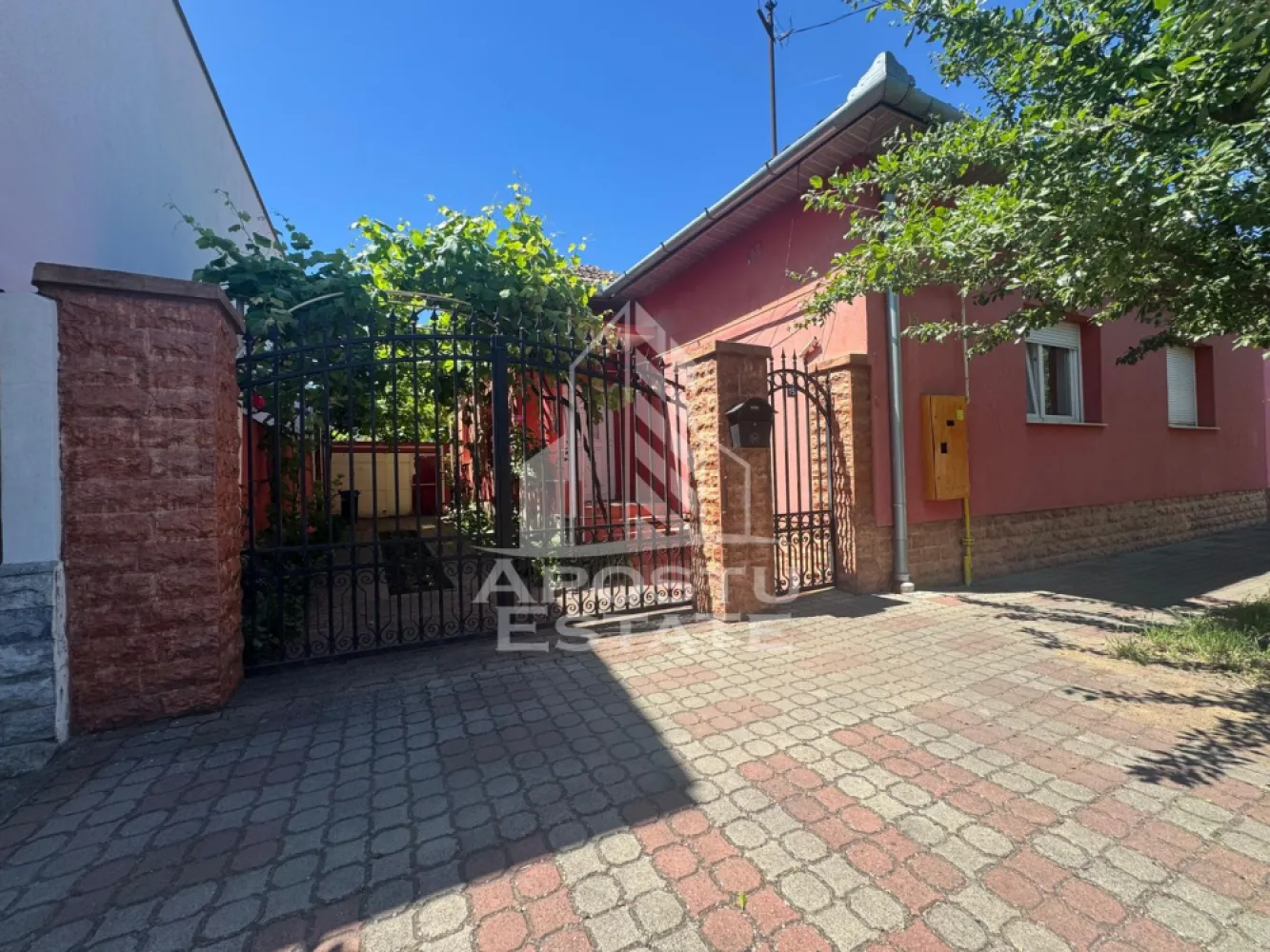 Casa de vaznzare 4 camere, 115 mp utili, Gradiste - Apostu Estate va ofera spre vanzare casa spatioasa situata in cartierul Gradiste, intr-o zona linistita si usor accesibila.
Locuinta este ideala pentru o familie numeroasa sau pentru doua generatii.
Casa dispune de 4 camere luminoase si bine compartimentate.
Are 2 bai functionale, oferind confort si utilitate pentru intreaga familie.
Cele 2 bucatarii permit organizarea eficienta a spatiului si pot fi un mare avantaj pentru familii extinse.
Imobilul beneficiaza de pivnita, perfecta pentru depozitare sau pastrarea alimentelor.
Garajul ofera siguranta pentru masina si spatiu suplimentar pentru unelte sau echipamente.
Gradina este generoasa si ideala pentru relaxare, flori, legume sau loc de joaca pentru copii.
Casa este bine intretinuta si poate fi locuita imediat.
Camerele sunt spatioase si beneficiaza de lumina naturala pe tot parcursul zilei.
Zona este apreciata pentru liniste si accesul rapid catre magazine, scoli si mijloace de transport.
Proprietatea ofera multiple posibilitati de amenajare dupa propriul gust.
Este alegerea potrivita pentru cei care cauta confort, spatiu si intimitate.
Pentru mai multe informatii sau programarea unei vizionari, va rugam sa ne contactati.
ID CP3118779